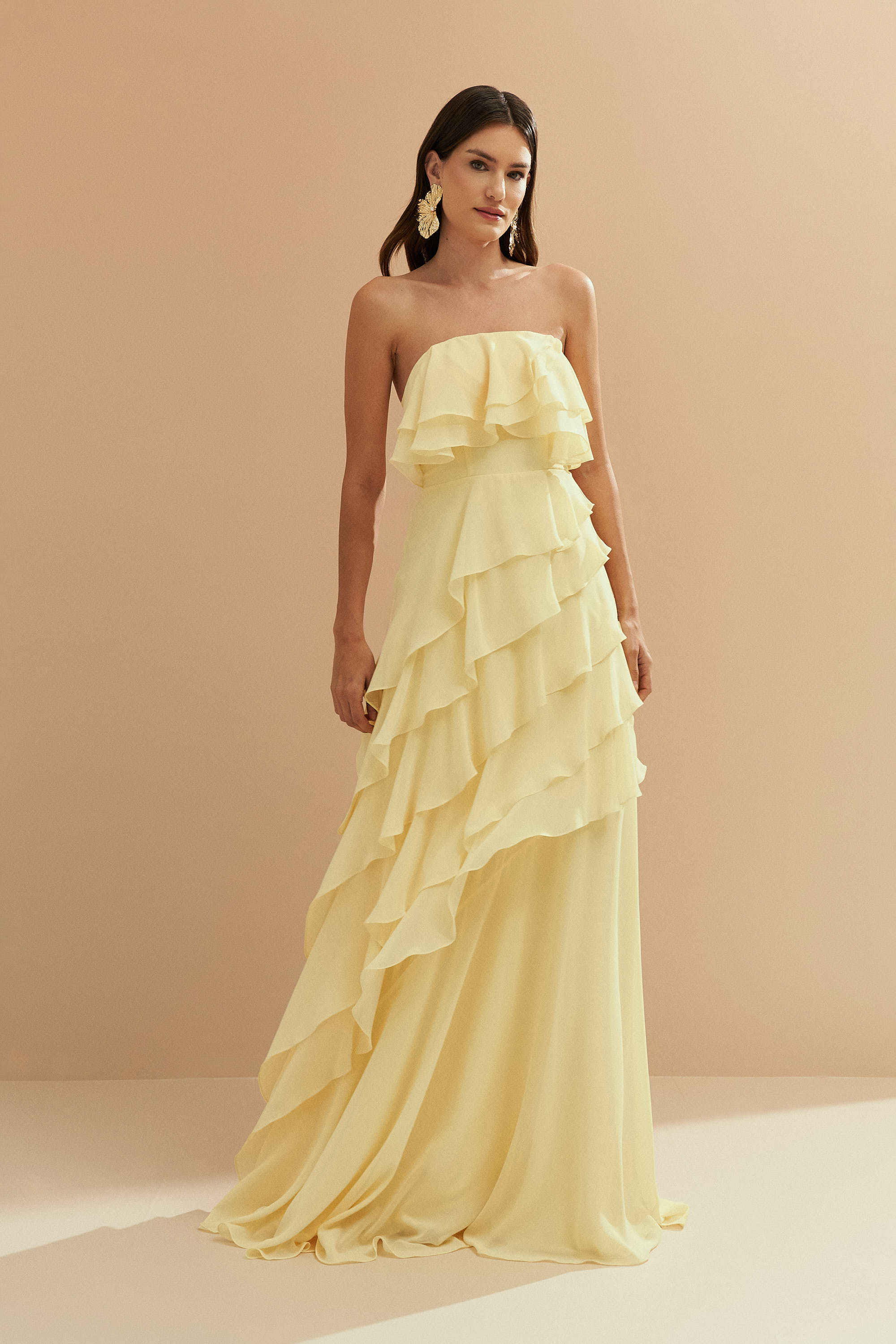 vestido_longo_em_chiffon_com_decote_reto_sem_alcas_e_babados_assimetricos_sorrento_amarelo_manteiga3.jpg