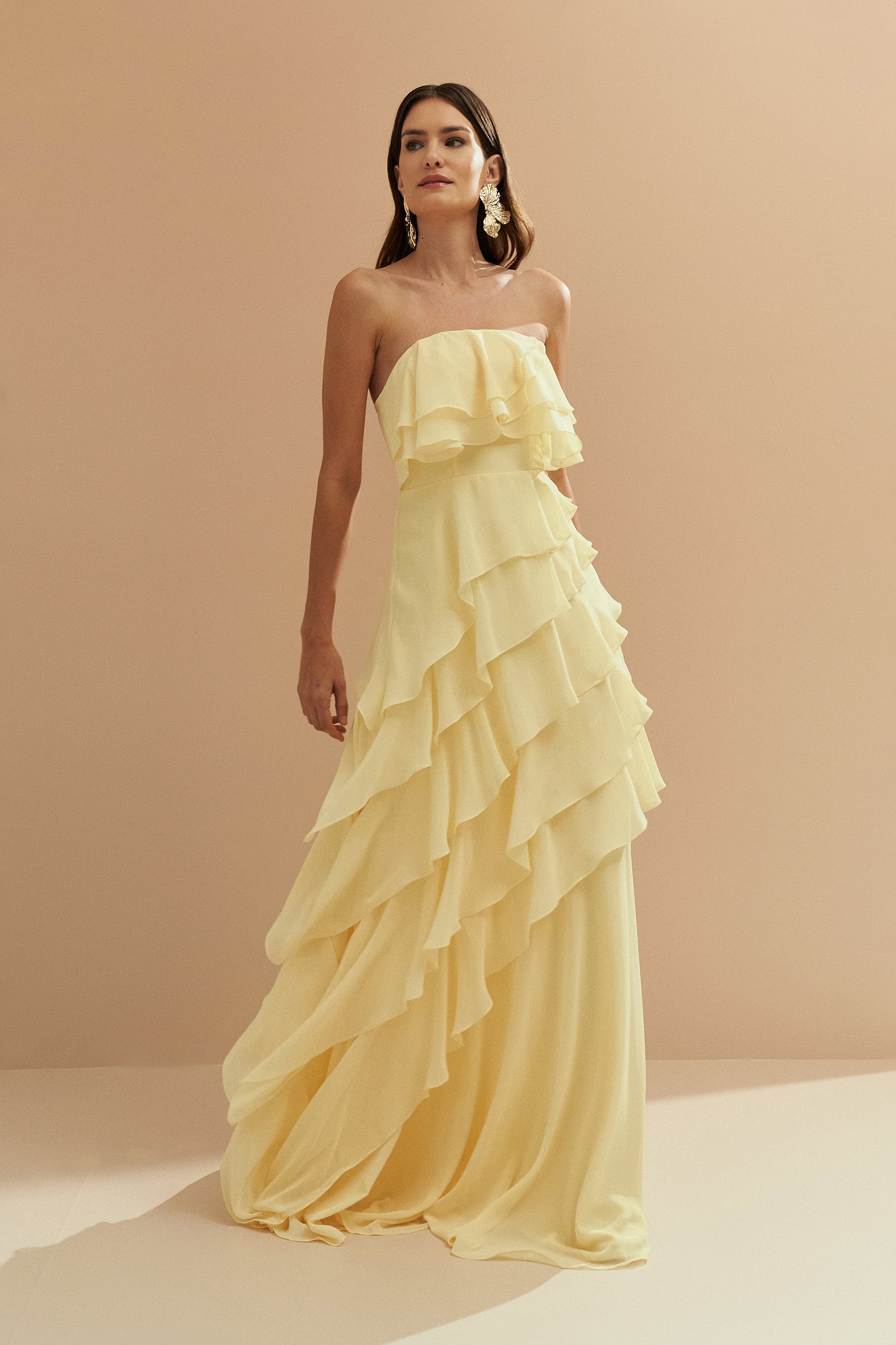 Vestido Longo em Chiffon com Decote Reto sem Alças e Babados Assimétricos - Sorrento Amarelo Manteiga