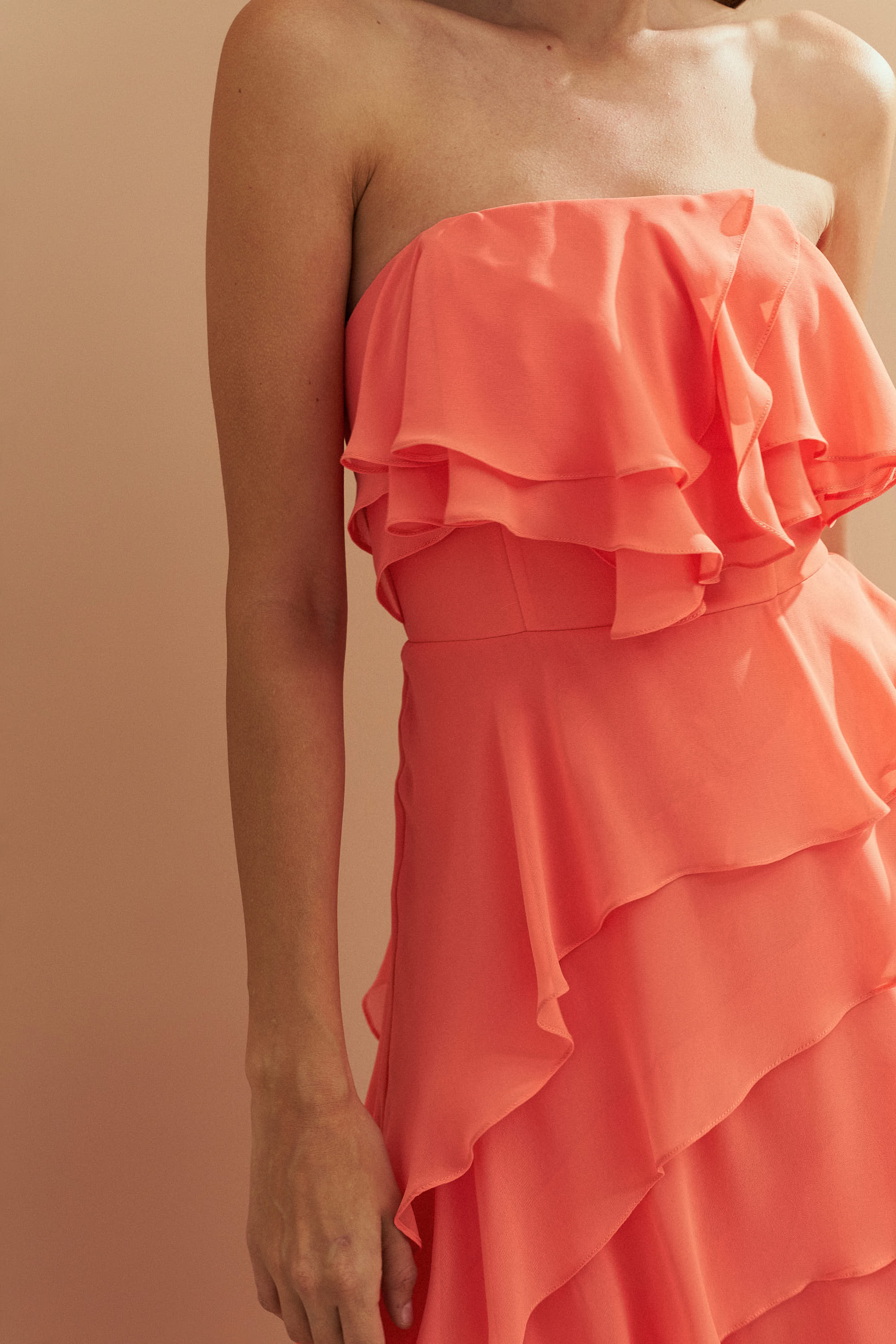 vestido_longo_em_chiffon_com_decote_reto_sem_alcas_e_babados_assimetricos_sorrento_coral1.jpg