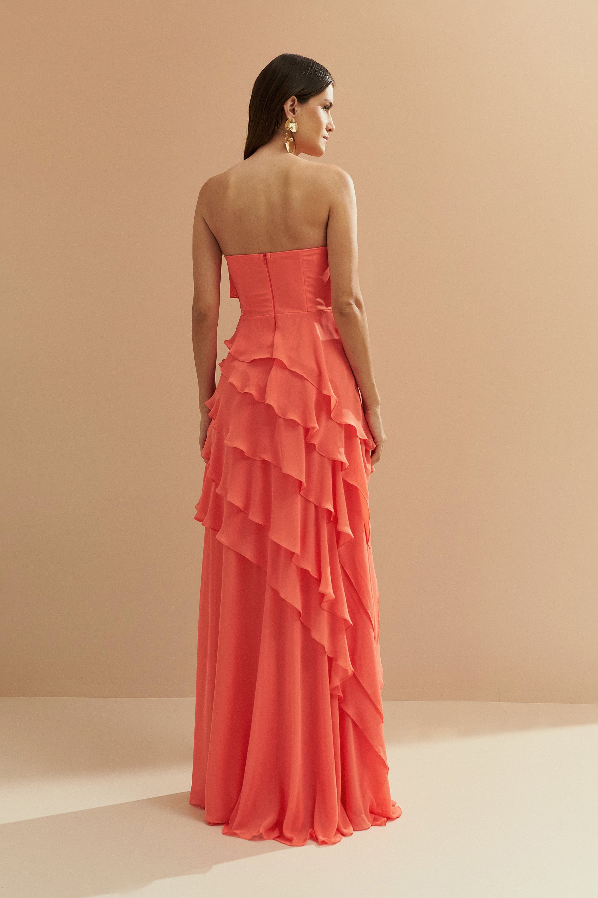 Vestido Longo em Chiffon com Decote Reto sem Alças e Babados Assimétricos - Sorrento Coral