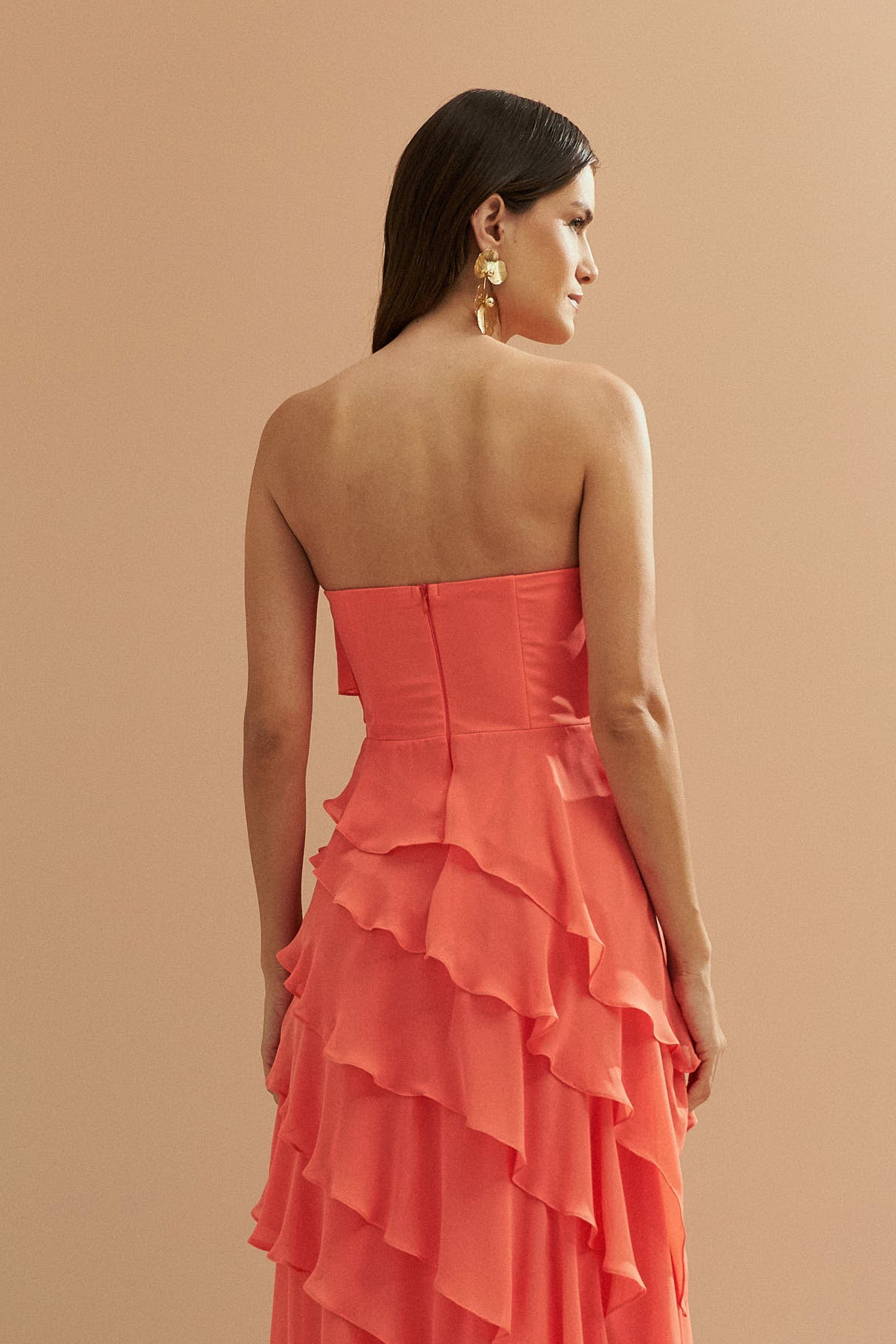 Vestido Longo em Chiffon com Decote Reto sem Alças e Babados Assimétricos - Sorrento Coral