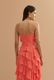 Vestido Longo em Chiffon com Decote Reto sem Alças e Babados Assimétricos - Sorrento Coral