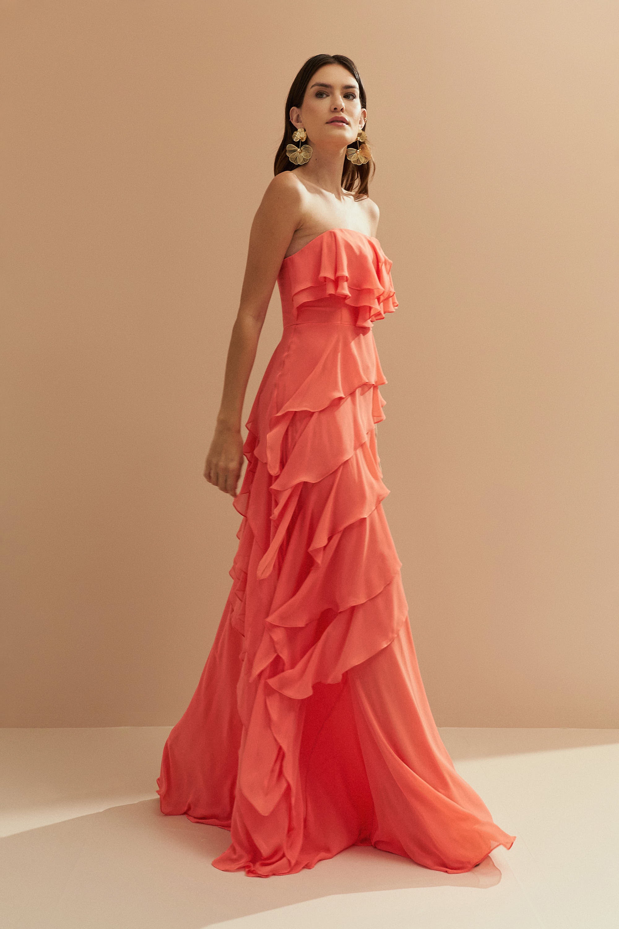 Vestido Longo em Chiffon com Decote Reto sem Alças e Babados Assimétricos - Sorrento Coral