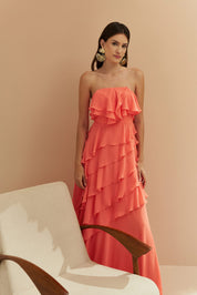Vestido Longo em Chiffon com Decote Reto sem Alças e Babados Assimétricos - Sorrento Coral