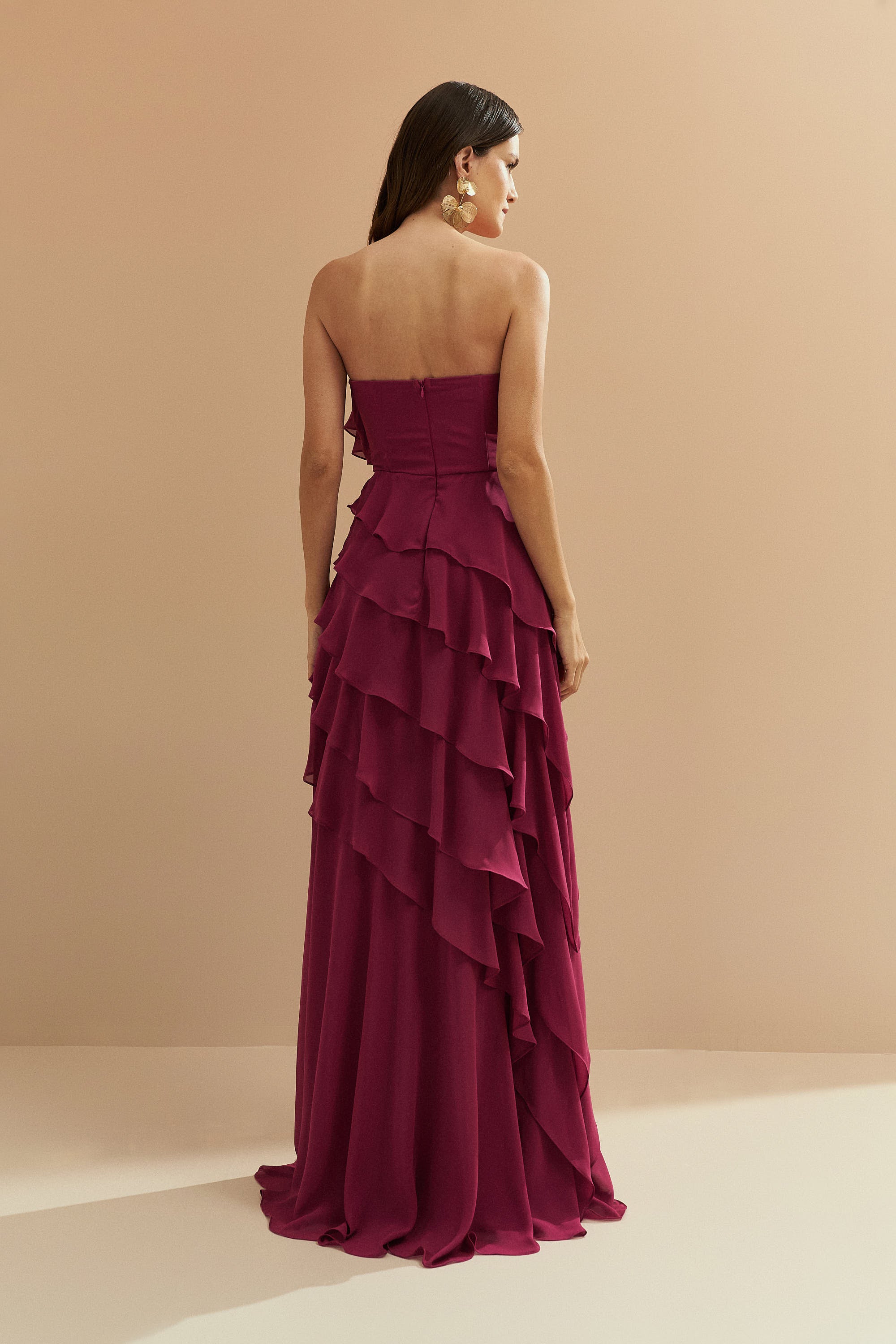 Vestido Longo em Chiffon com Decote Reto sem Alças e Babados Assimétricos - Sorrento Fúcsia