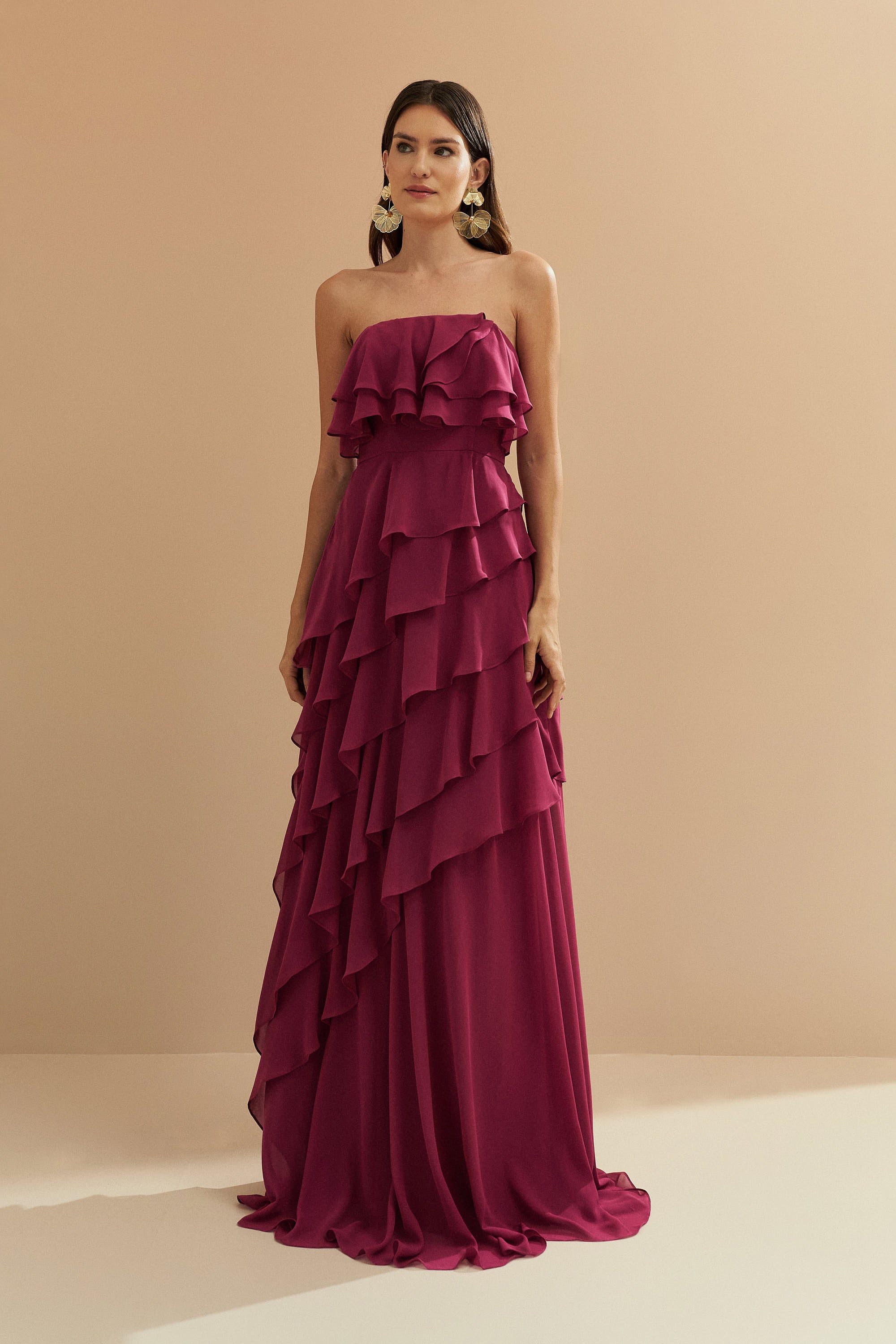 vestido_longo_em_chiffon_com_decote_reto_sem_alcas_e_babados_assimetricos_sorrento_fucsia2.jpg