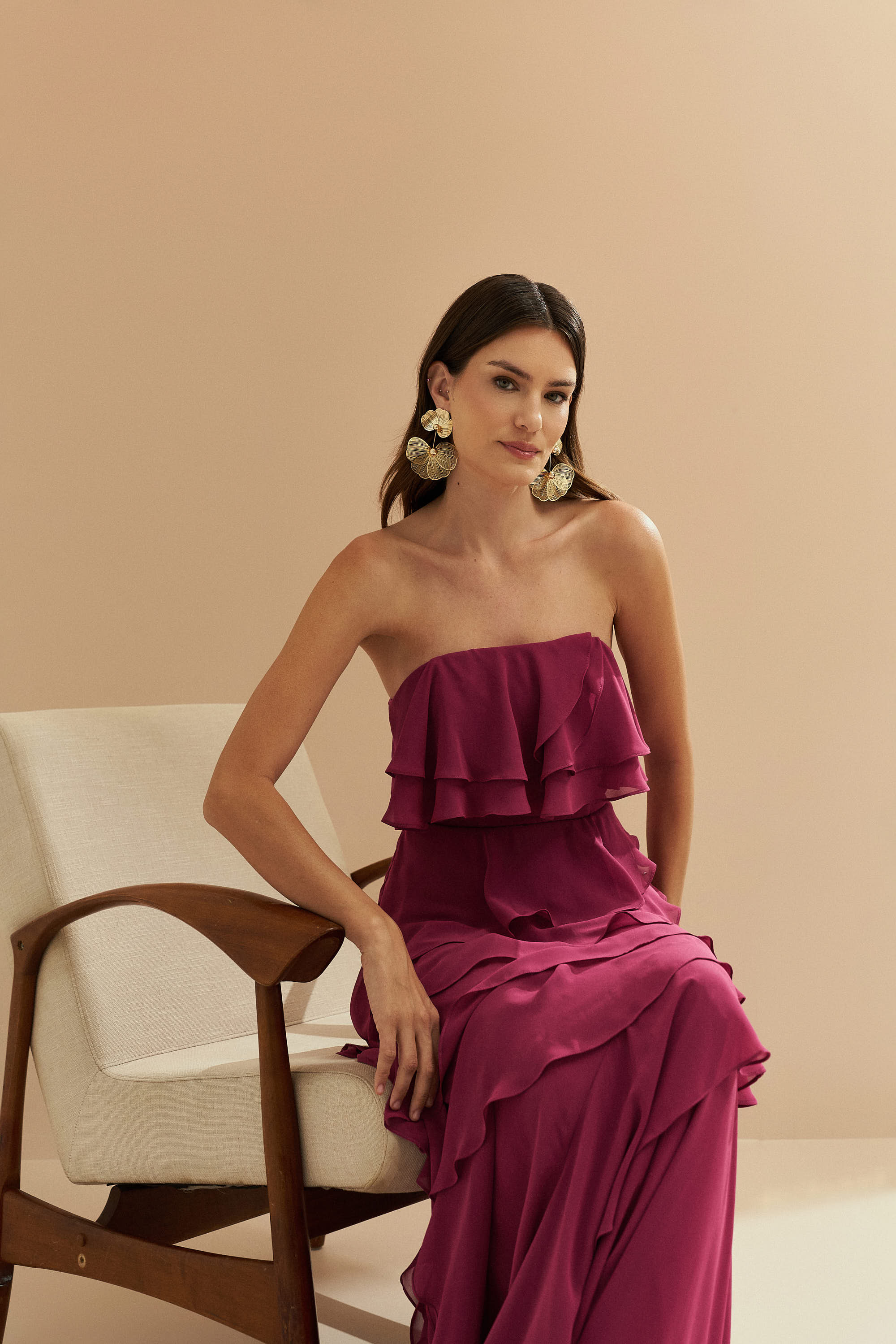 vestido_longo_em_chiffon_com_decote_reto_sem_alcas_e_babados_assimetricos_sorrento_fucsia5.jpg