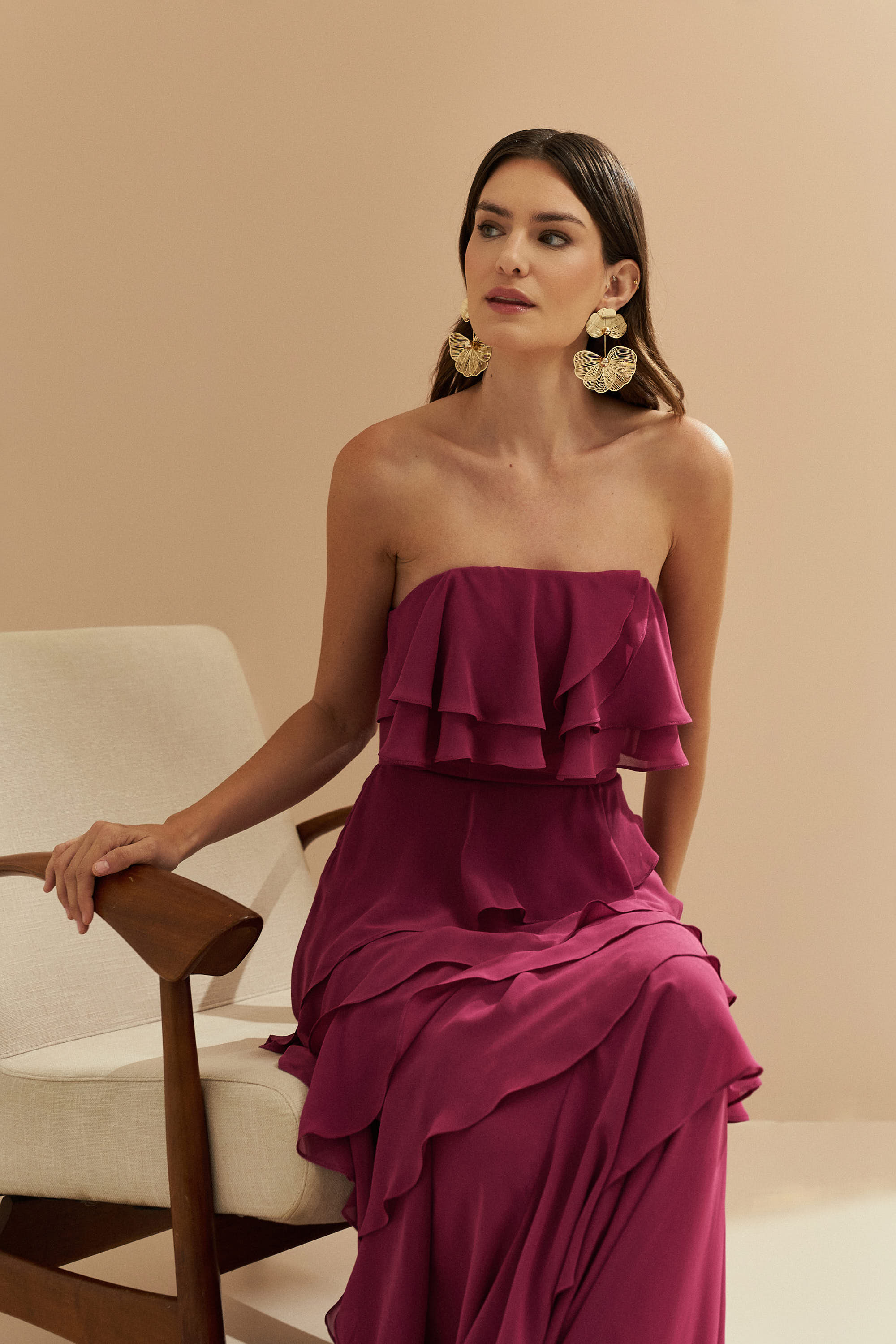 Vestido Longo em Chiffon com Decote Reto sem Alças e Babados Assimétricos - Sorrento Fúcsia