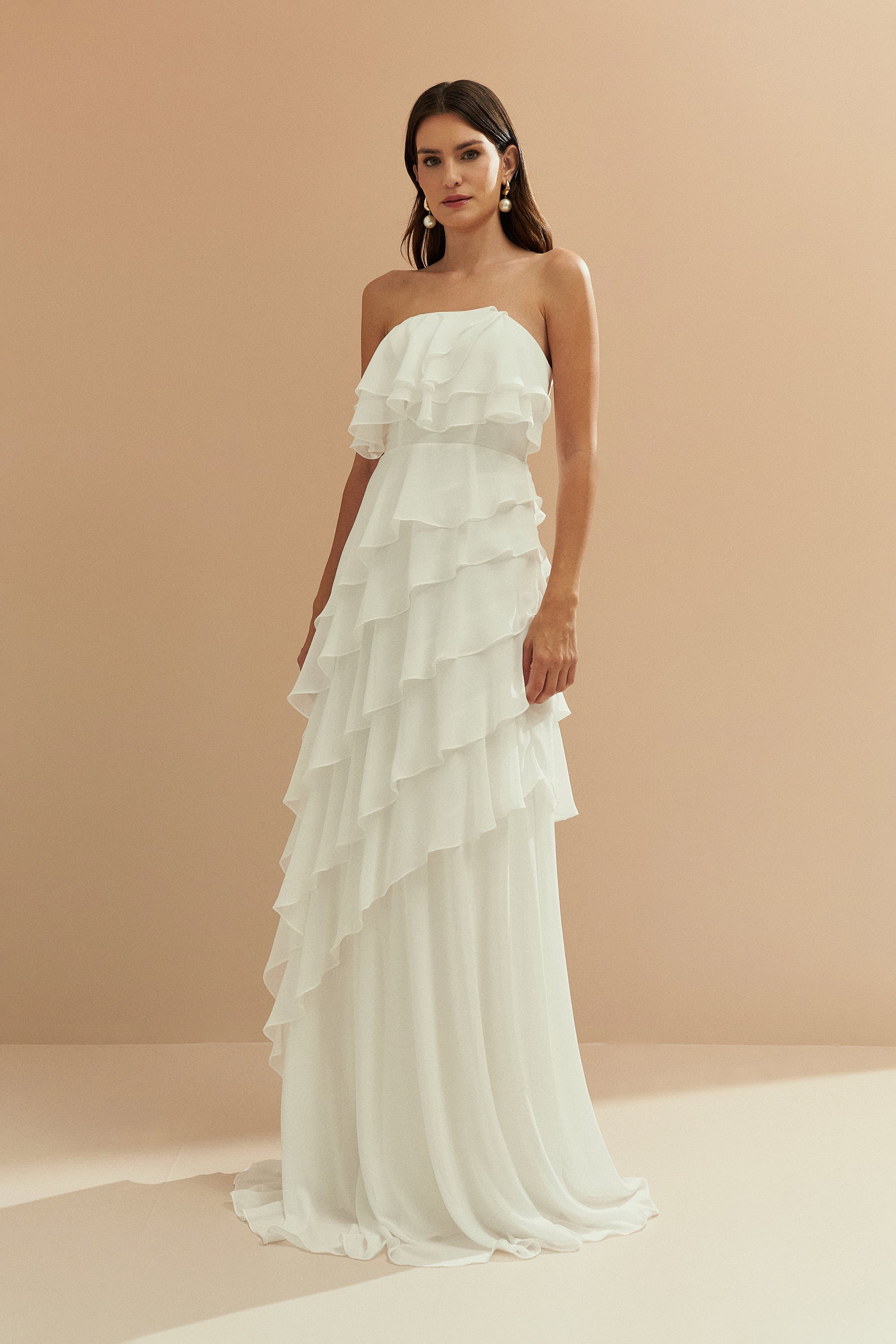 vestido_longo_em_chiffon_com_decote_reto_sem_alcas_e_babados_assimetricos_sorrento_off_white1.jpg