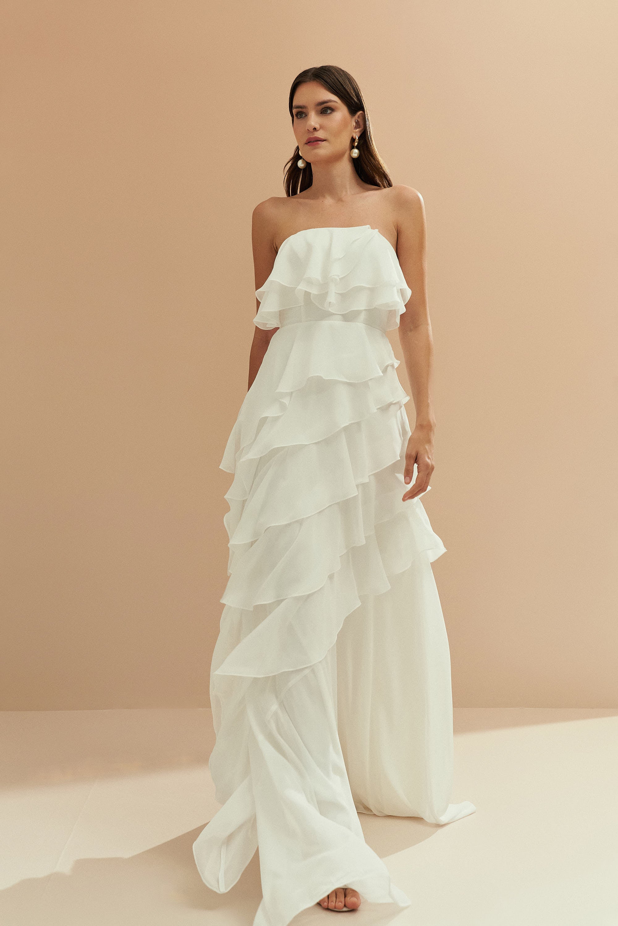 Vestido Longo em Chiffon com Decote Reto sem Alças e Babados Assimétricos - Sorrento Off White