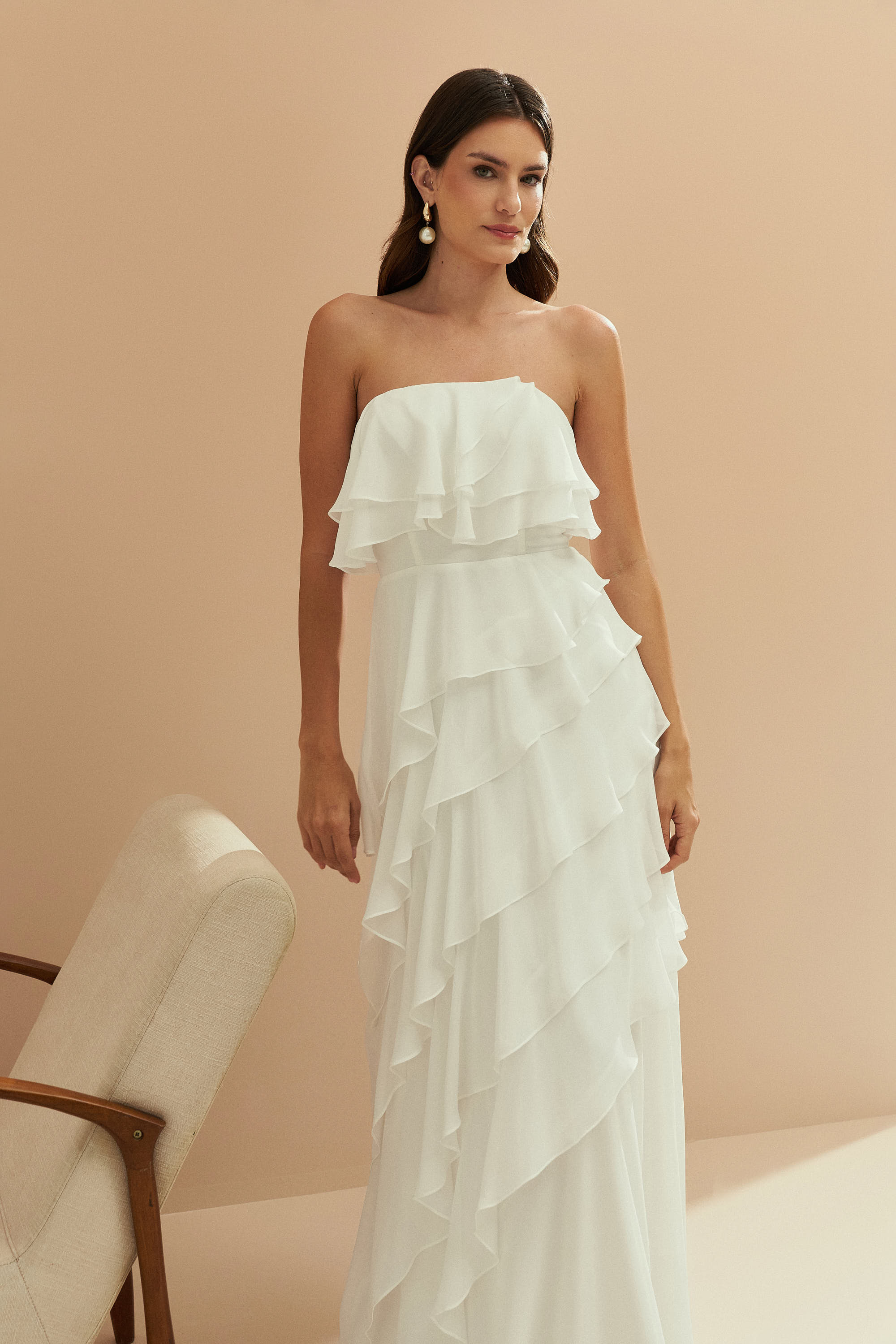 vestido_longo_em_chiffon_com_decote_reto_sem_alcas_e_babados_assimetricos_sorrento_off_white4.jpg