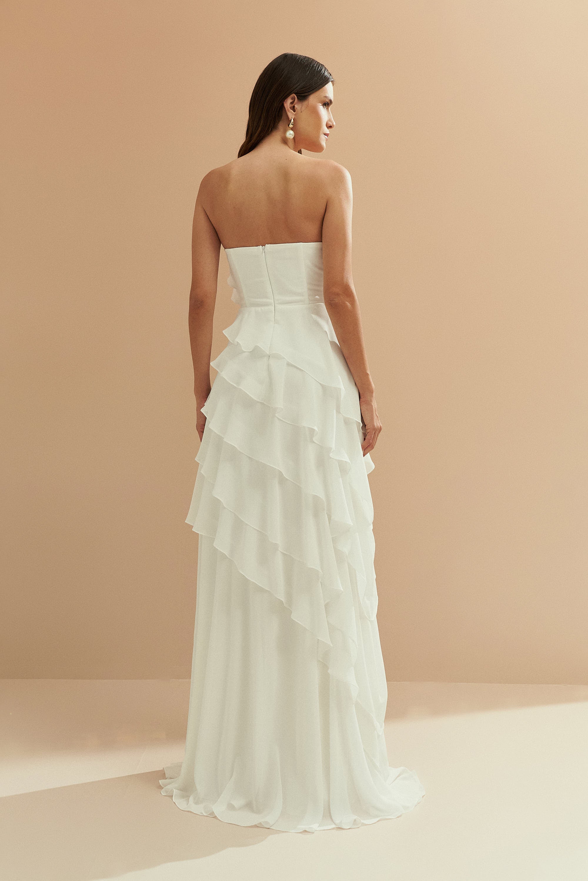 Vestido Longo em Chiffon com Decote Reto sem Alças e Babados Assimétricos - Sorrento Off White