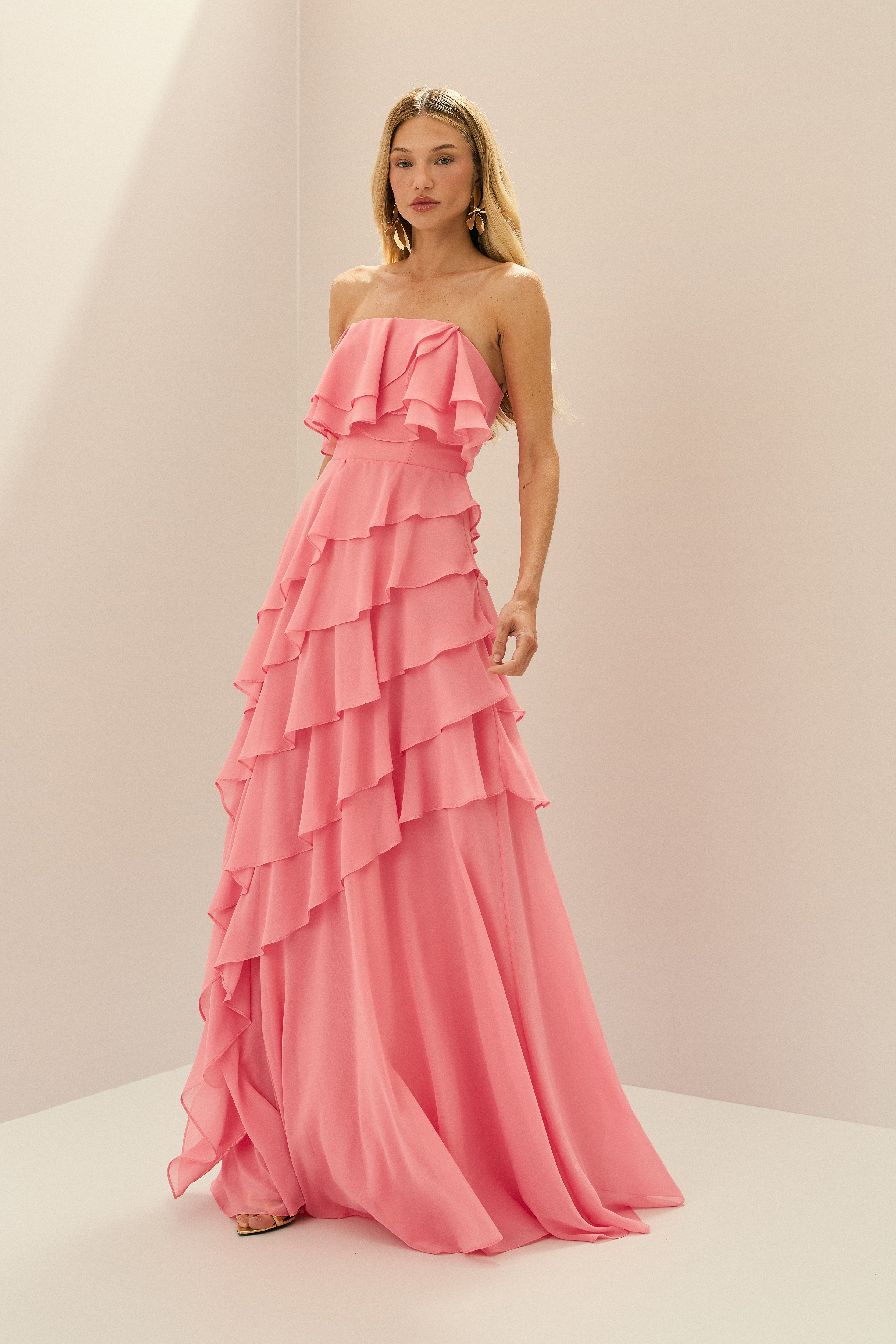 vestido_longo_em_chiffon_com_decote_reto_sem_alcas_e_babados_assimetricos_sorrento_rosa_bubbaloo1.jpg