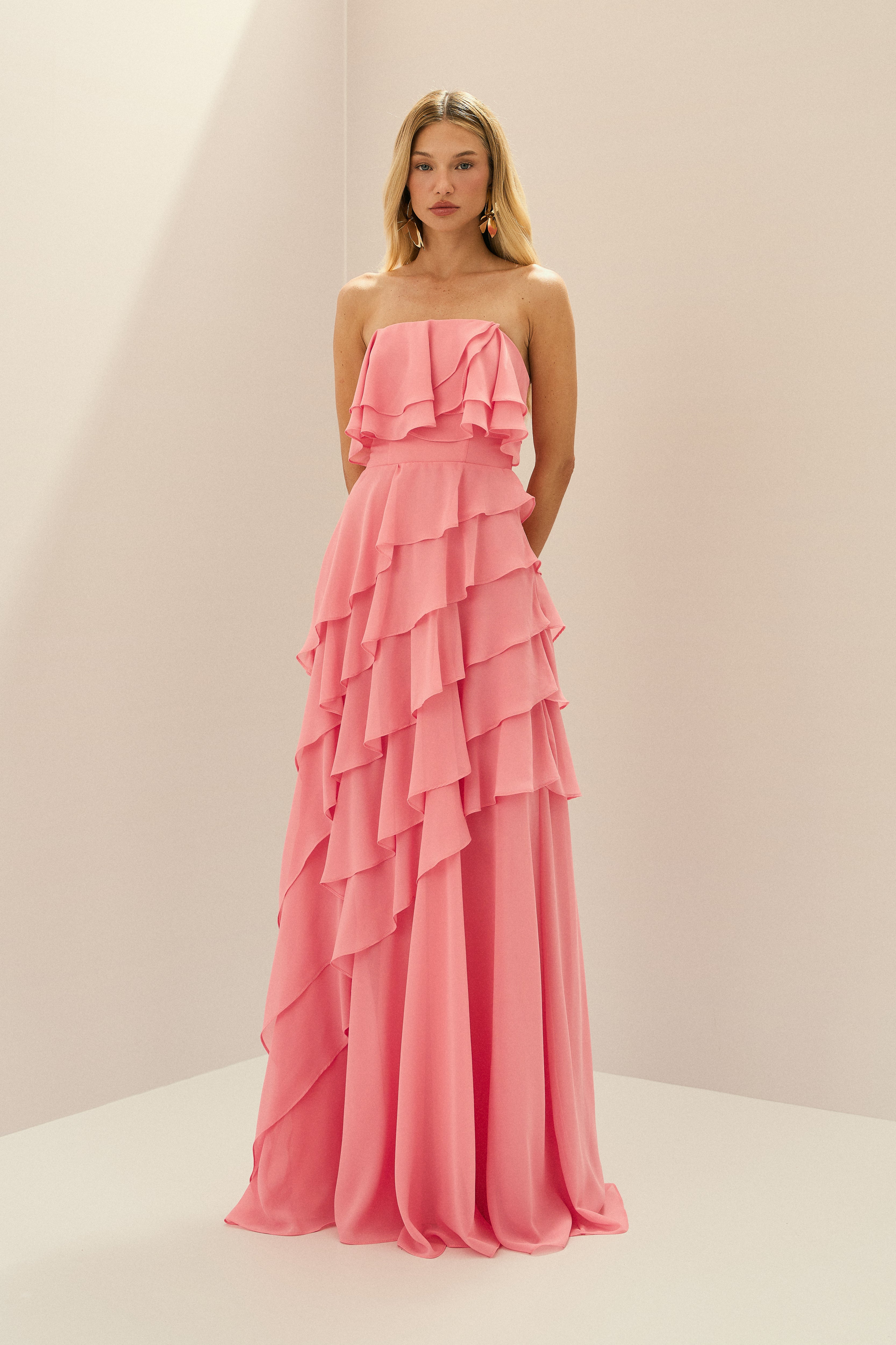 Vestido Longo em Chiffon com Decote Reto sem Alças e Babados Assimétricos - Sorrento Rosa Bubbaloo