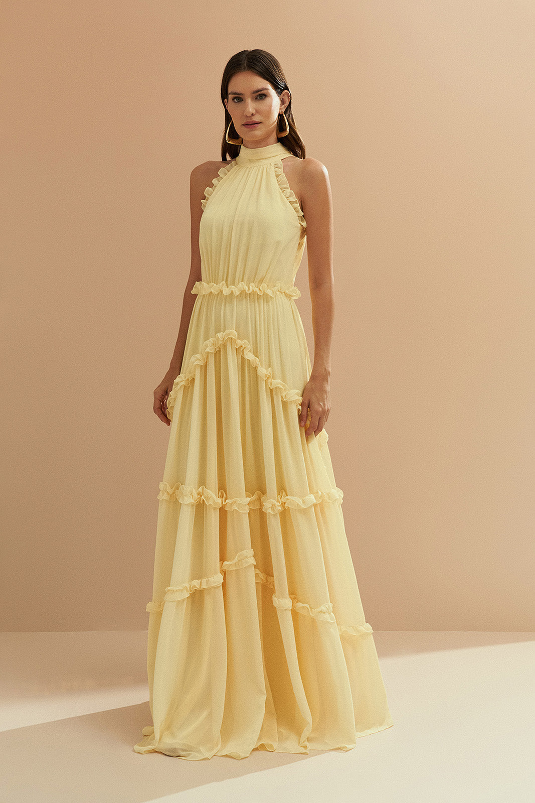 Vestido Longo em Chiffon com Gola Alta, Franzido com Babados na Saia e Abertura nas Costas com Fechamento em Laço - Alvorada Amarelo