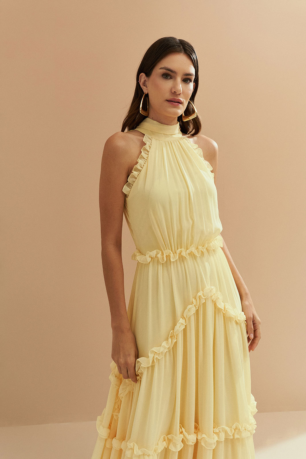 Vestido Longo em Chiffon com Gola Alta, Franzido com Babados na Saia e Abertura nas Costas com Fechamento em Laço - Alvorada Amarelo