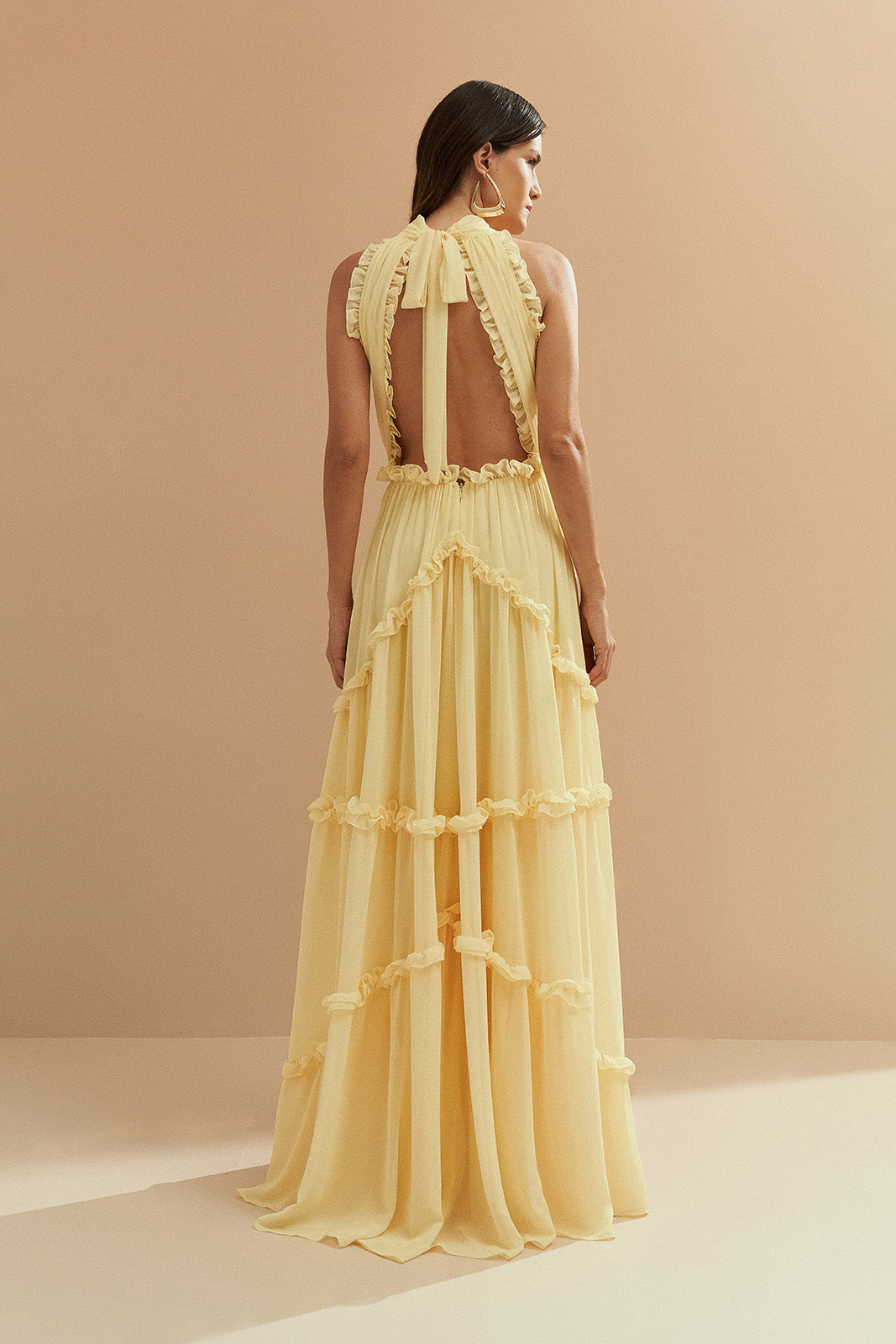 Vestido Longo em Chiffon com Gola Alta, Franzido com Babados na Saia e Abertura nas Costas com Fechamento em Laço - Alvorada Amarelo