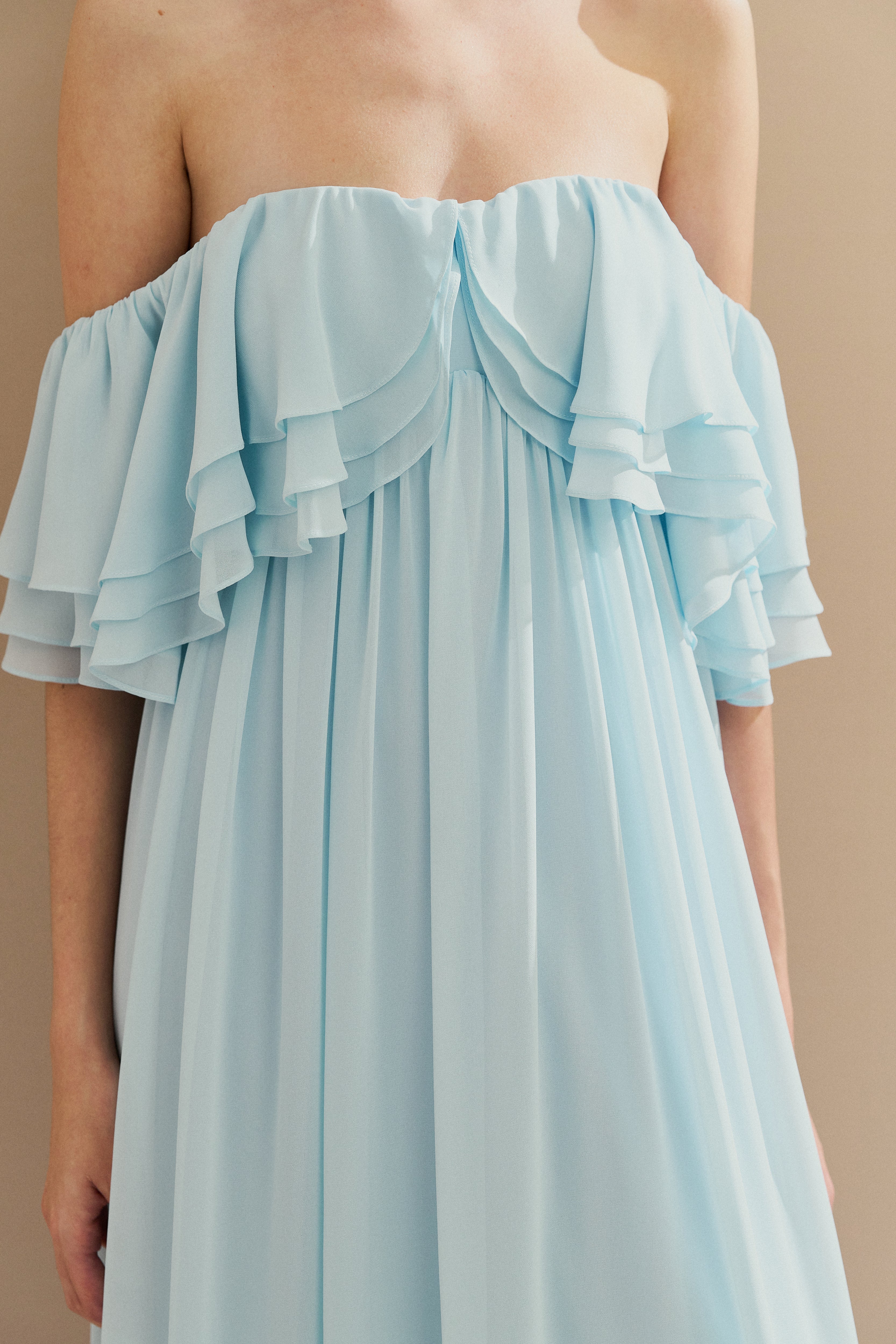 Vestido Longo em Chiffon com Mangas Ombro a Ombro e Babados - Himalaia Serenity