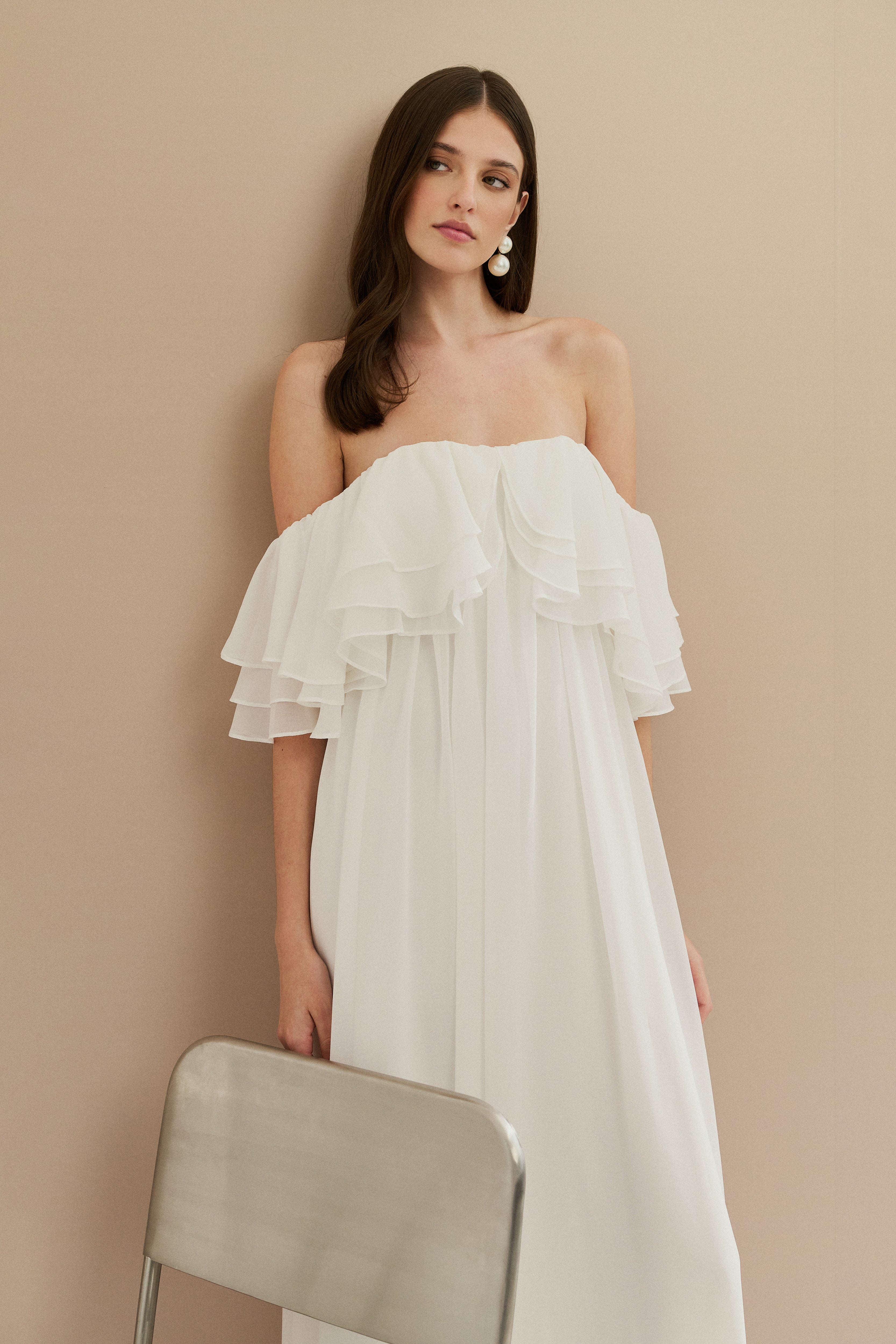 vestido_longo_em_chiffon_com_mangas_ombro_a_ombro_e_babados_himalaia_off_white6.jpg