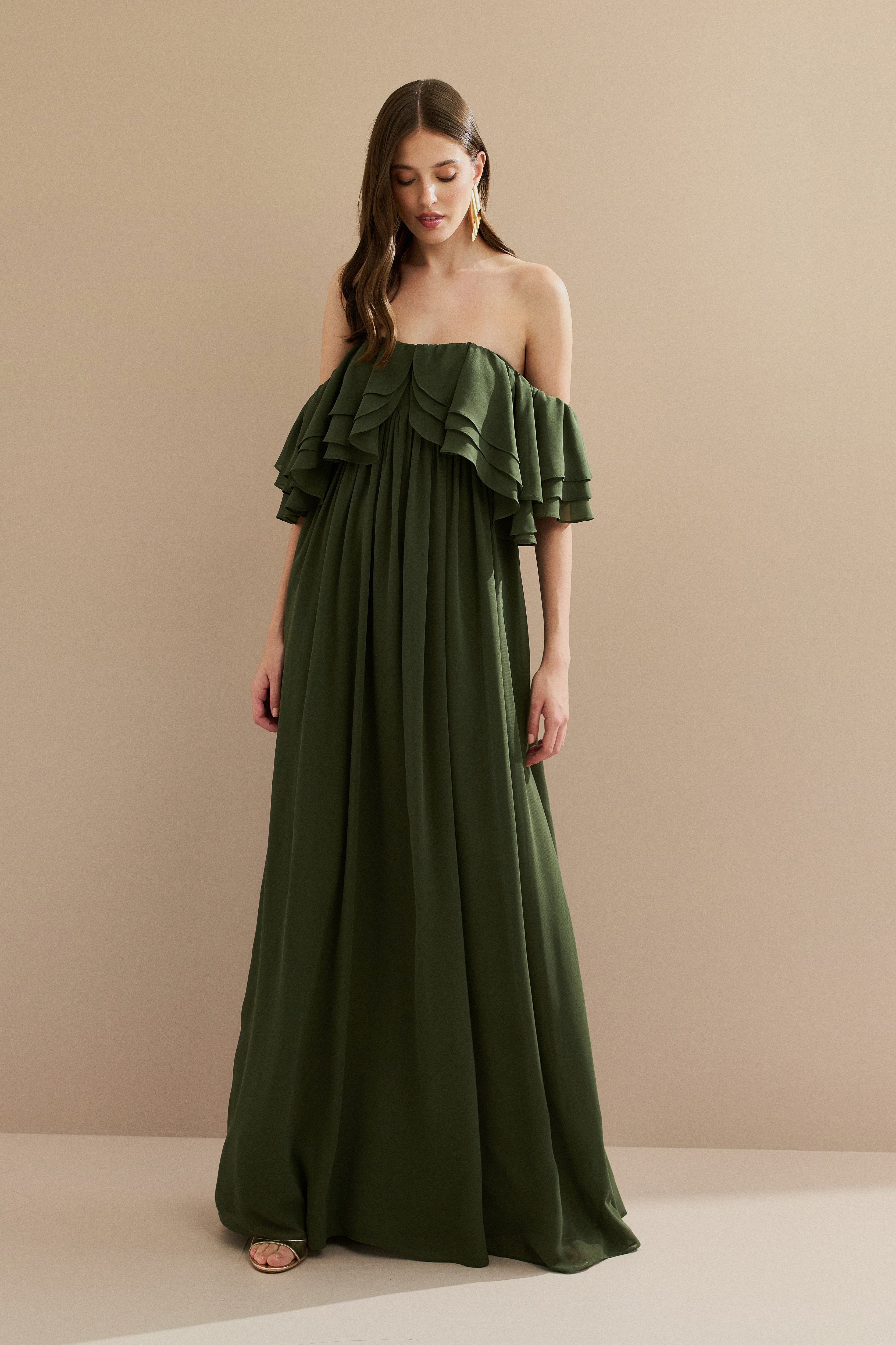 vestido_longo_em_chiffon_com_mangas_ombro_a_ombro_e_babados_himalaia_verde_oliva3.jpg