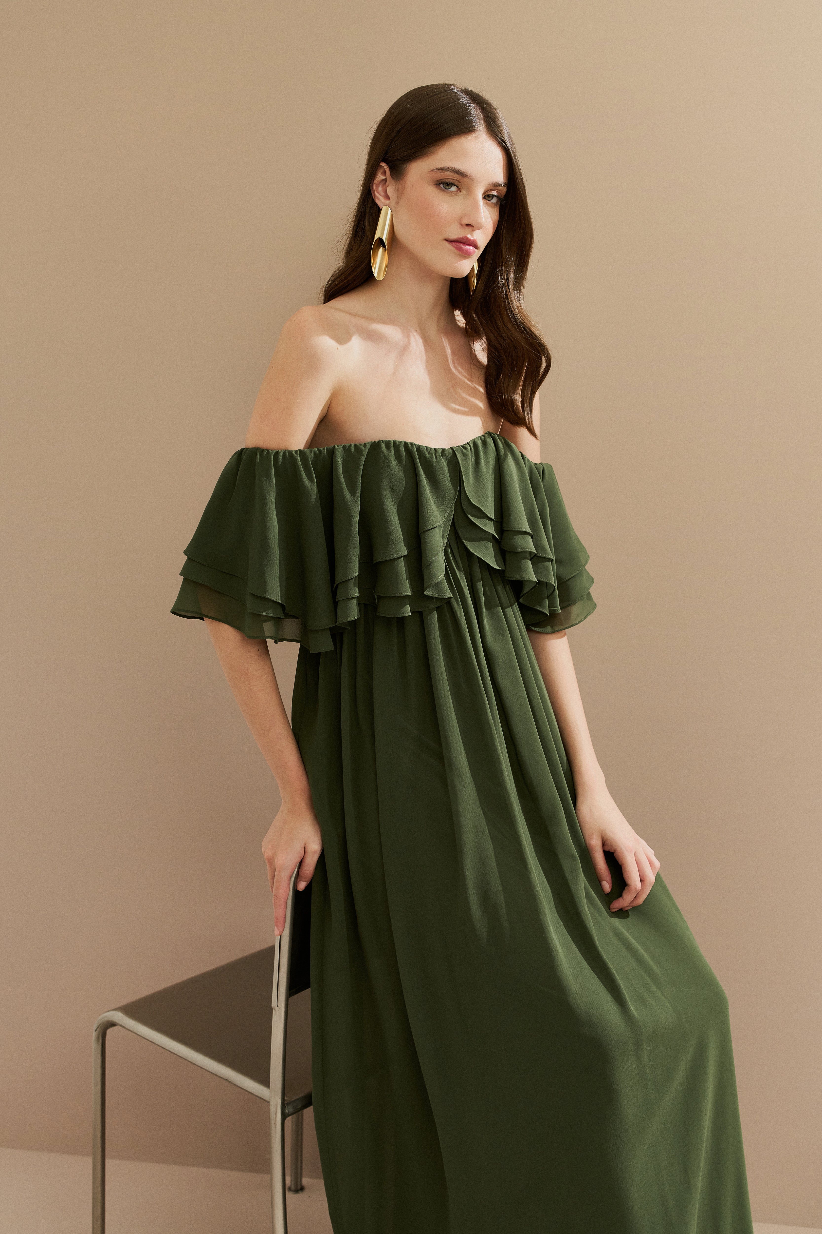 vestido_longo_em_chiffon_com_mangas_ombro_a_ombro_e_babados_himalaia_verde_oliva6.jpg