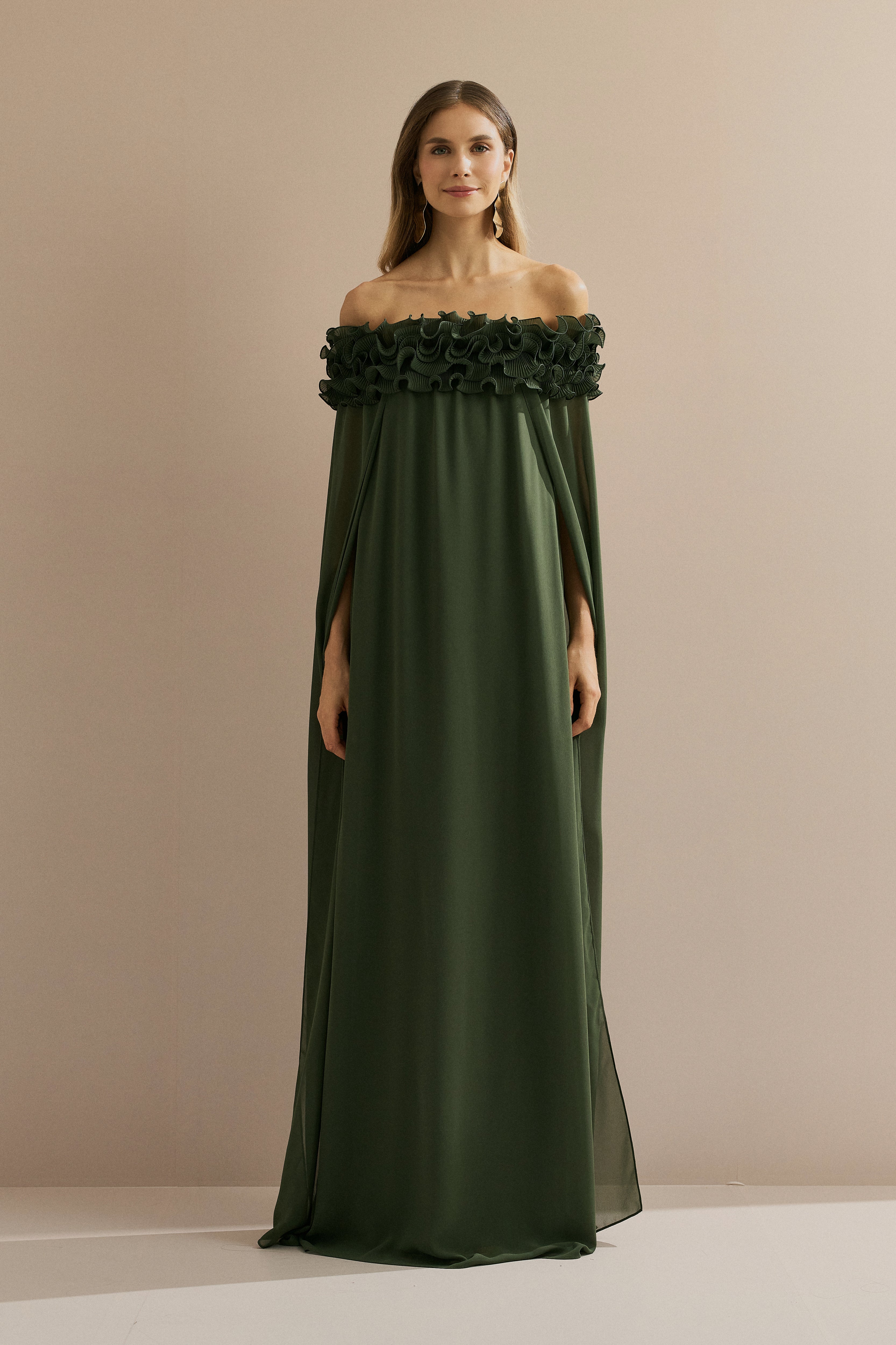 vestido_longo_em_chiffon_ombro_a_ombro_com_babados_plissados_e_capa_fluida_porto_rico_verde_oliva3.jpg