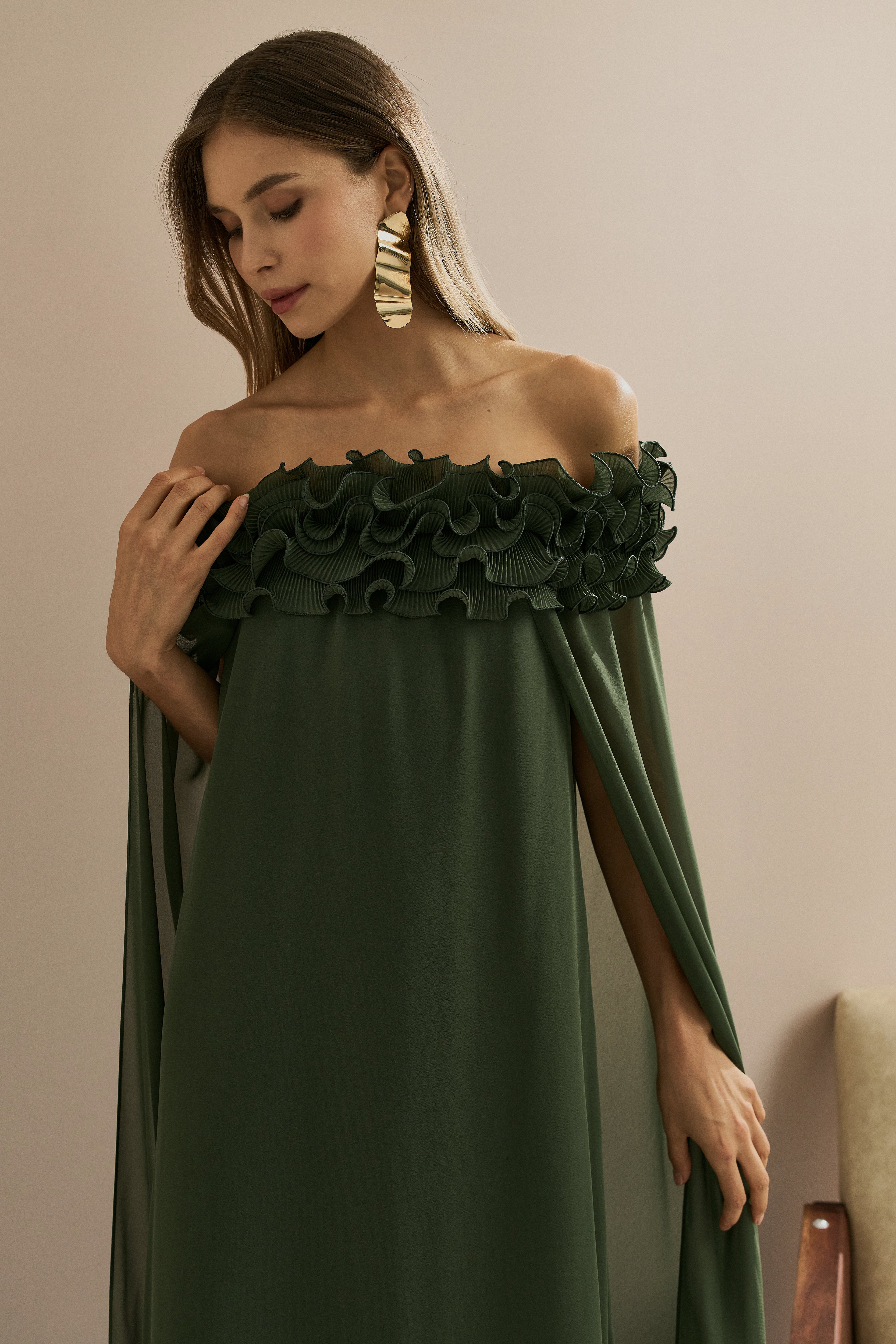 vestido_longo_em_chiffon_ombro_a_ombro_com_babados_plissados_e_capa_fluida_porto_rico_verde_oliva4.jpg
