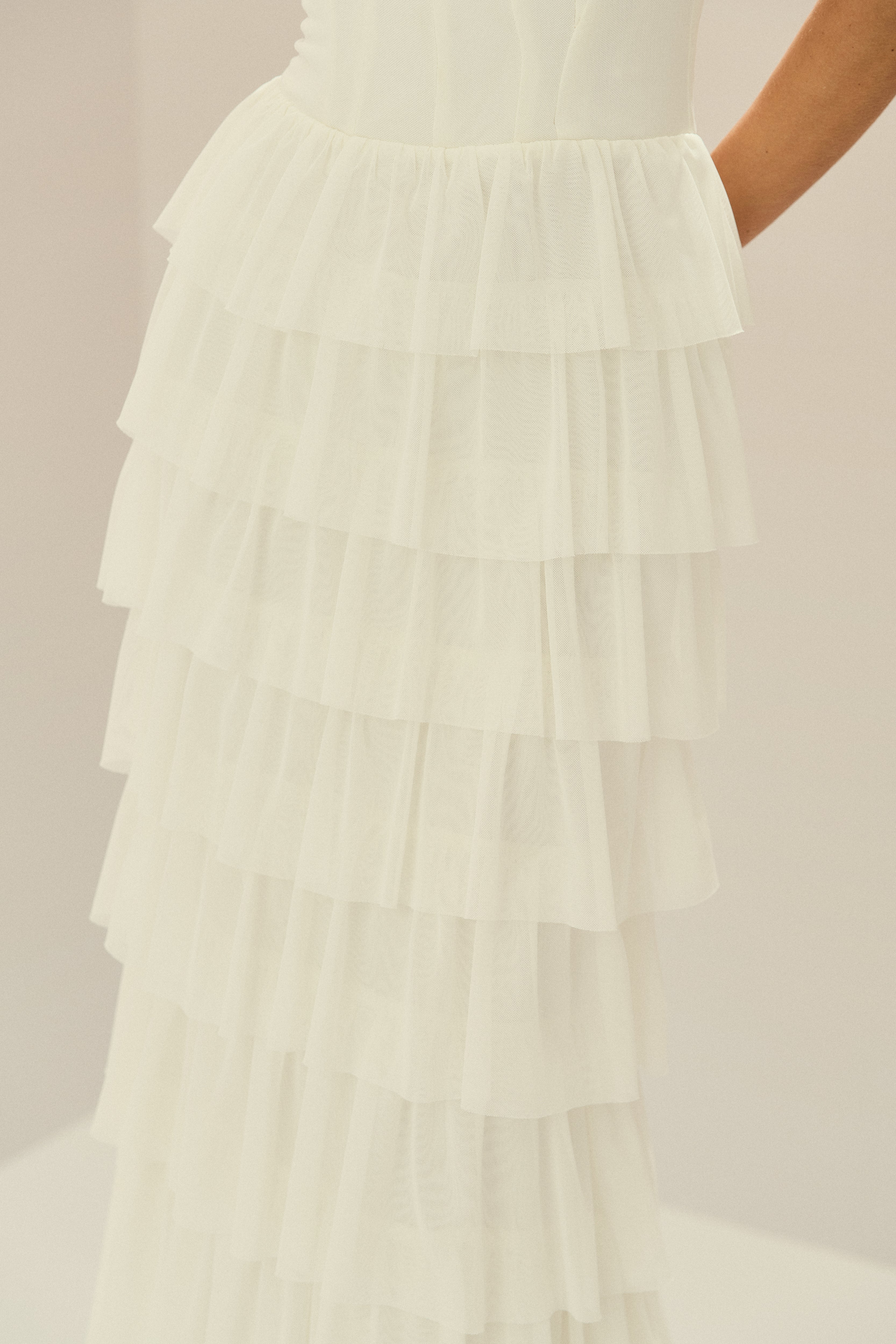 Vestido Longo em Tule com Alças e Decote Quadrado, Saia com Babados em Camadas – Livine Off White
