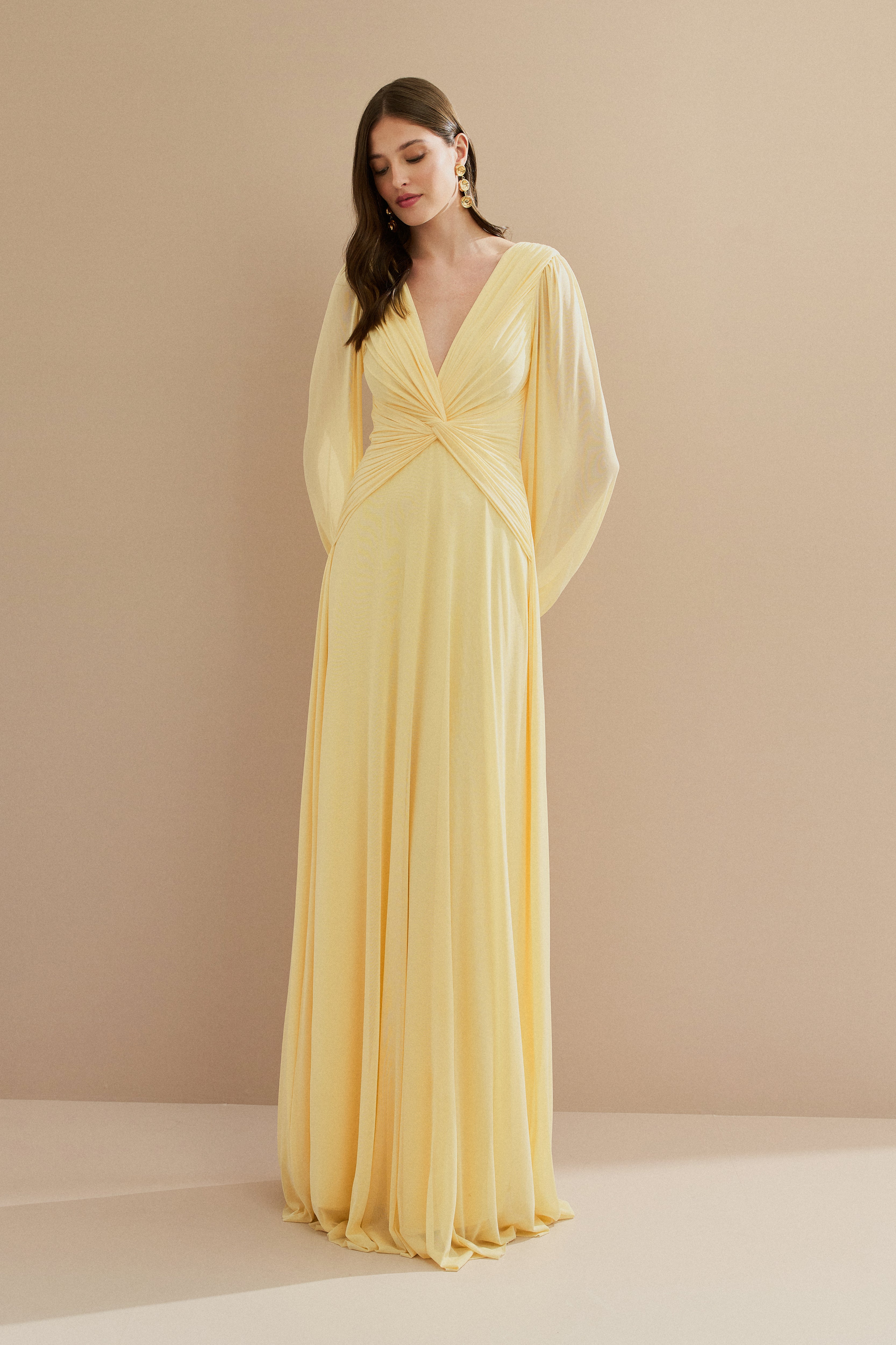 Vestido Longo em Tule com Decote V, Nó e Drapeado Frontal, Mangas Longas - Macau Amarelo Manteiga