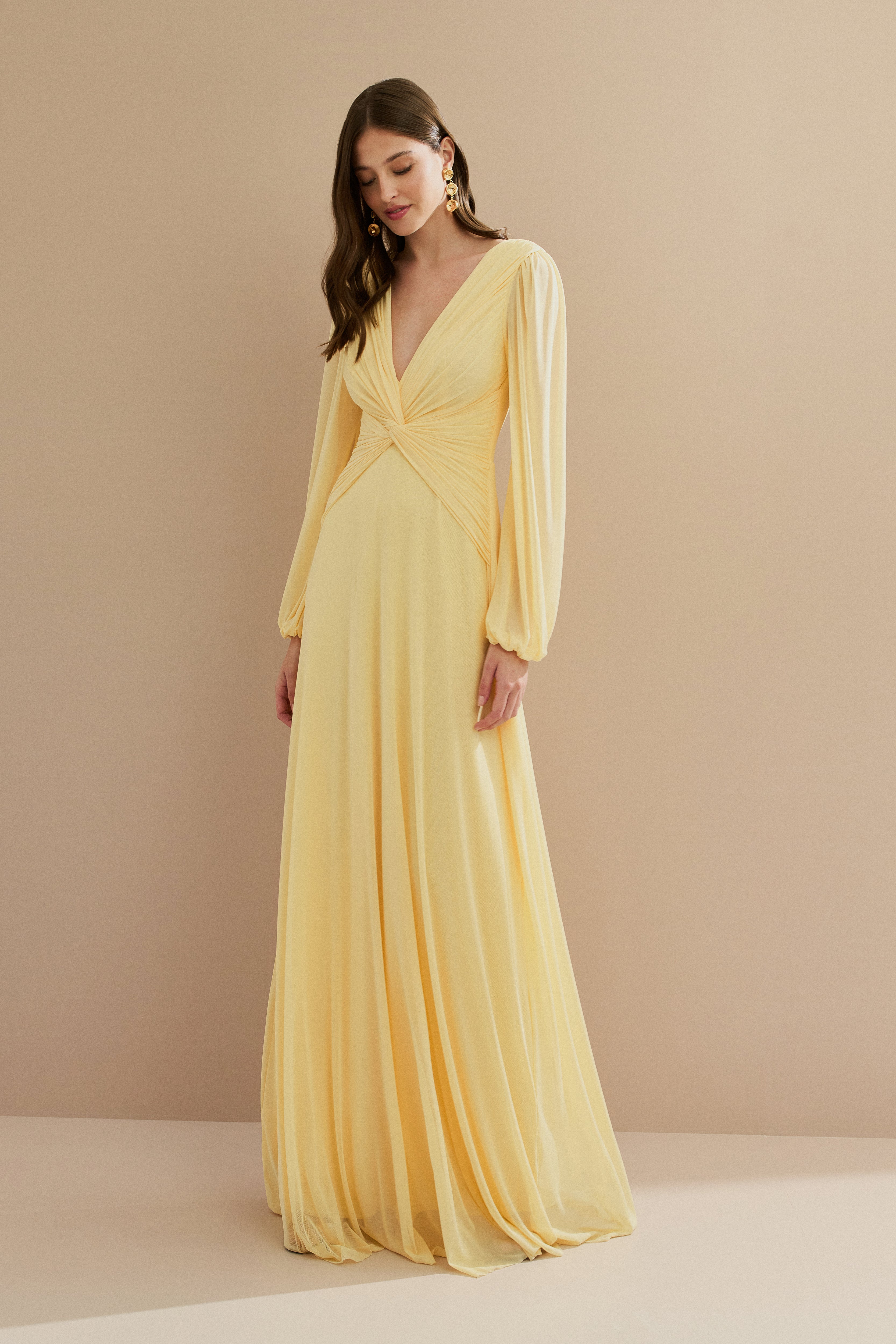 vestido_longo_em_tule_com_decote_v_no_e_drapeado_frontal_mangas_longas_macau_amarelo_manteiga3.jpg