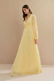 Vestido Longo em Tule com Decote V, Nó e Drapeado Frontal, Mangas Longas - Macau Amarelo Manteiga