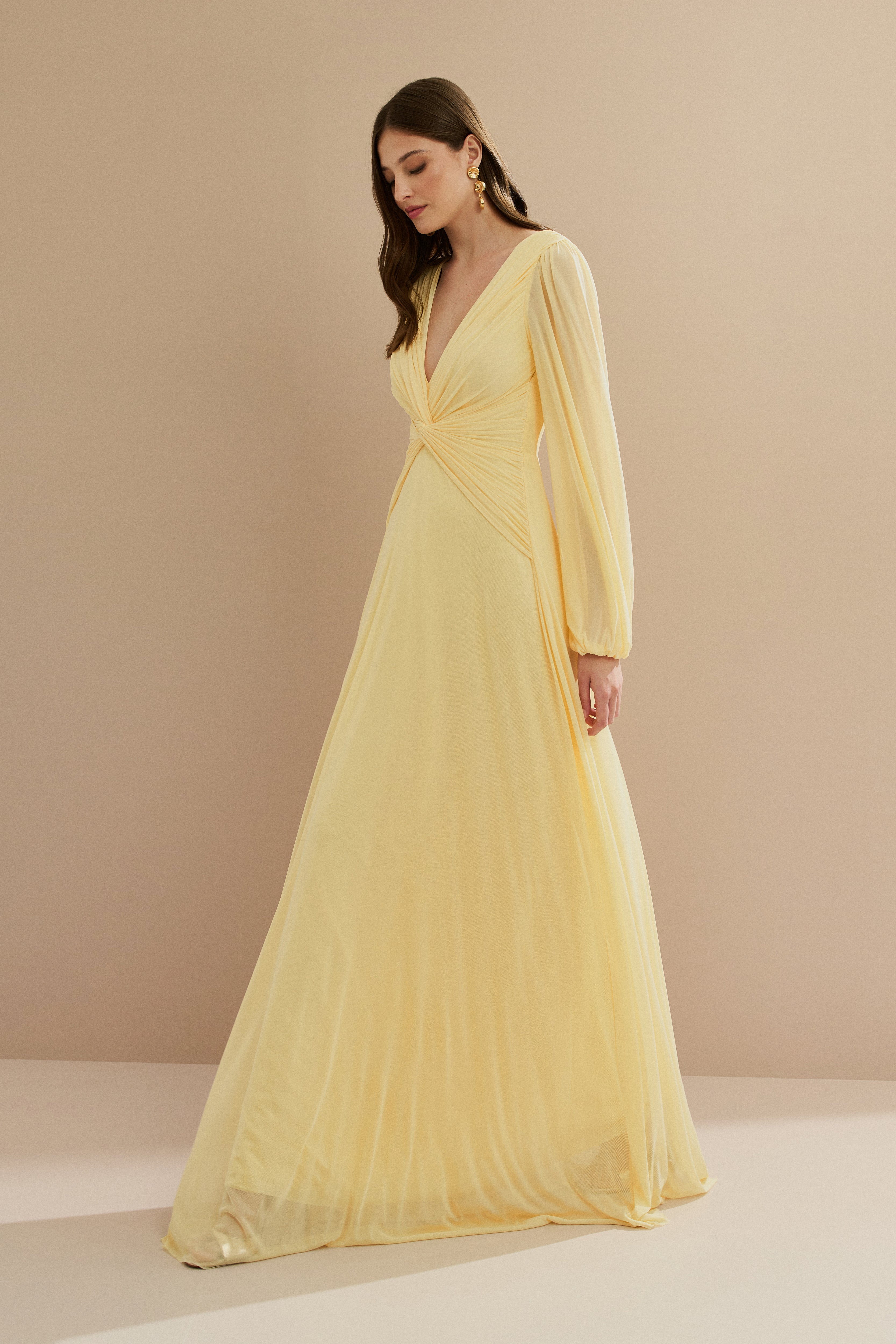 Vestido Longo em Tule com Decote V, Nó e Drapeado Frontal, Mangas Longas - Macau Amarelo Manteiga