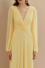 Vestido Longo em Tule com Decote V, Nó e Drapeado Frontal, Mangas Longas - Macau Amarelo Manteiga