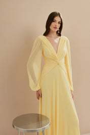 Vestido Longo em Tule com Decote V, Nó e Drapeado Frontal, Mangas Longas - Macau Amarelo Manteiga