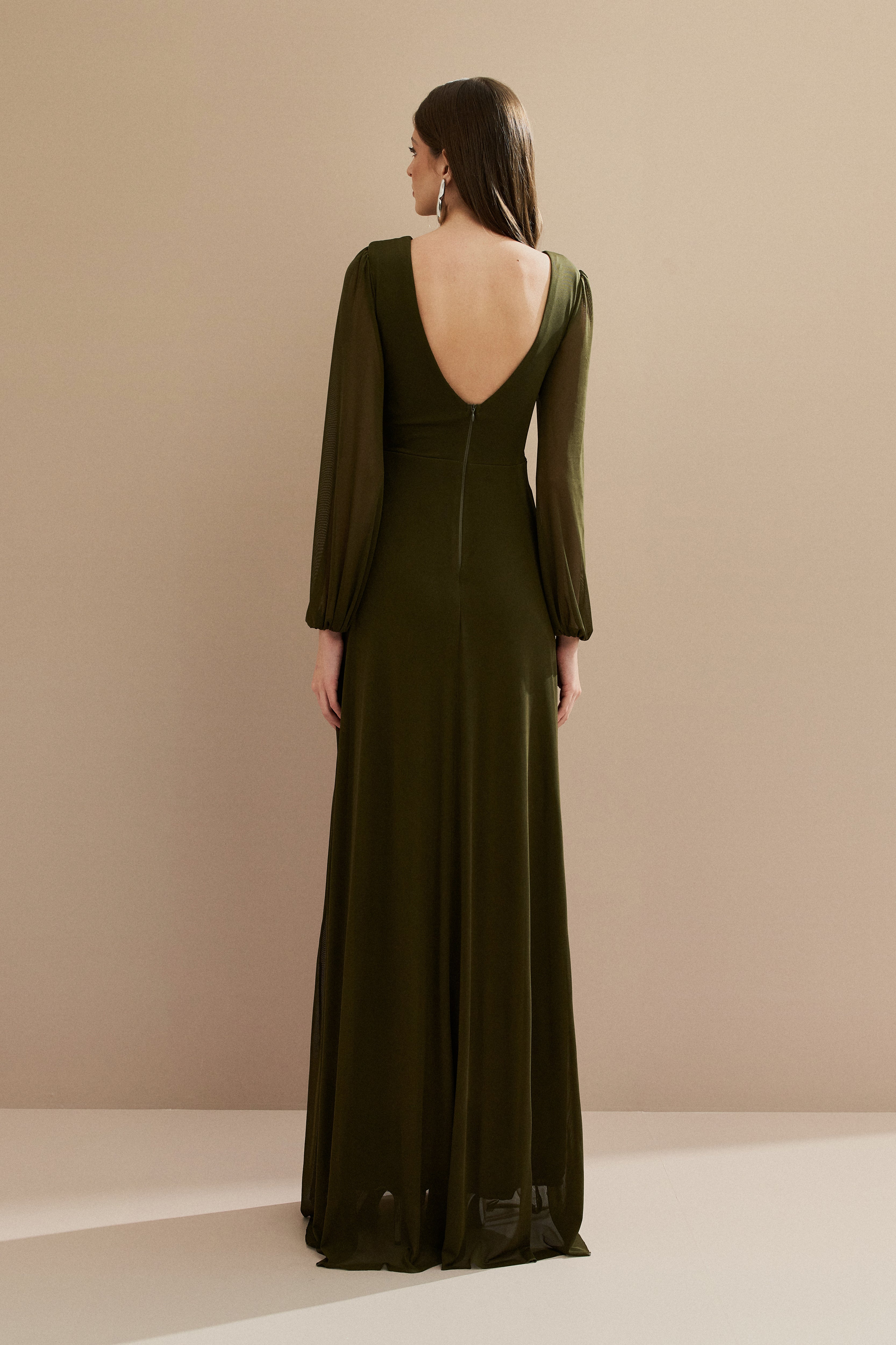 Vestido Longo em Tule com Decote V, Nó e Drapeado Frontal, Mangas Longas - Macau Verde Oliva Escuro