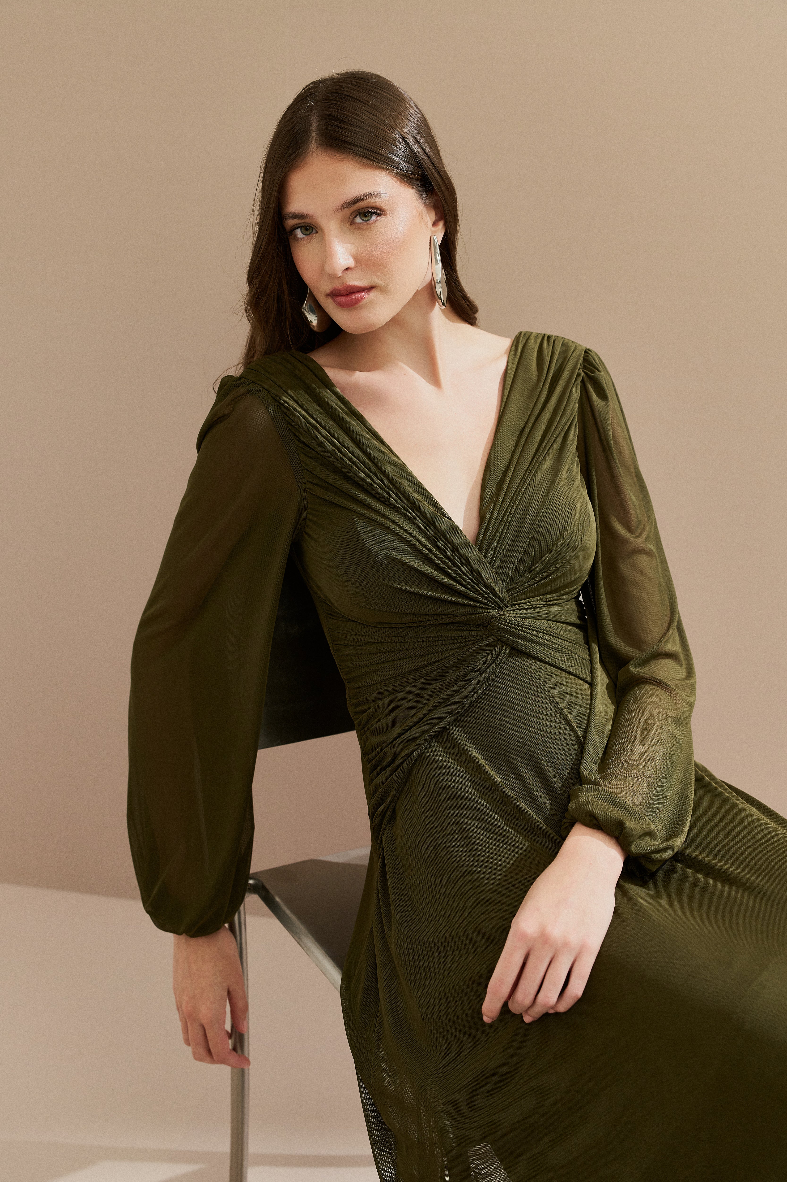 Vestido Longo em Tule com Decote V, Nó e Drapeado Frontal, Mangas Longas - Macau Verde Oliva Escuro
