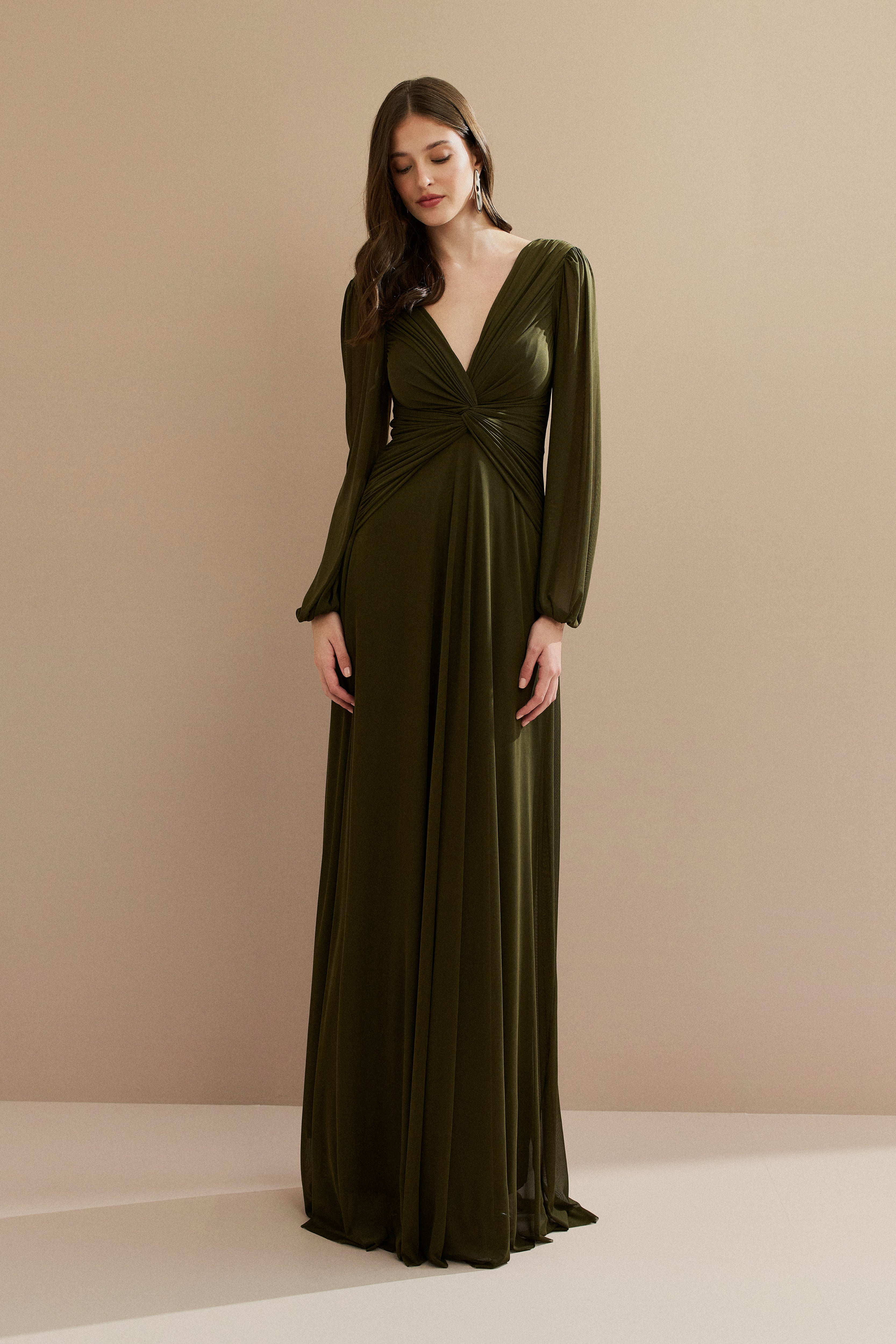 vestido_longo_em_tule_com_decote_v_no_e_drapeado_frontal_mangas_longas_macau_verde_oliva_escuro5.jpg