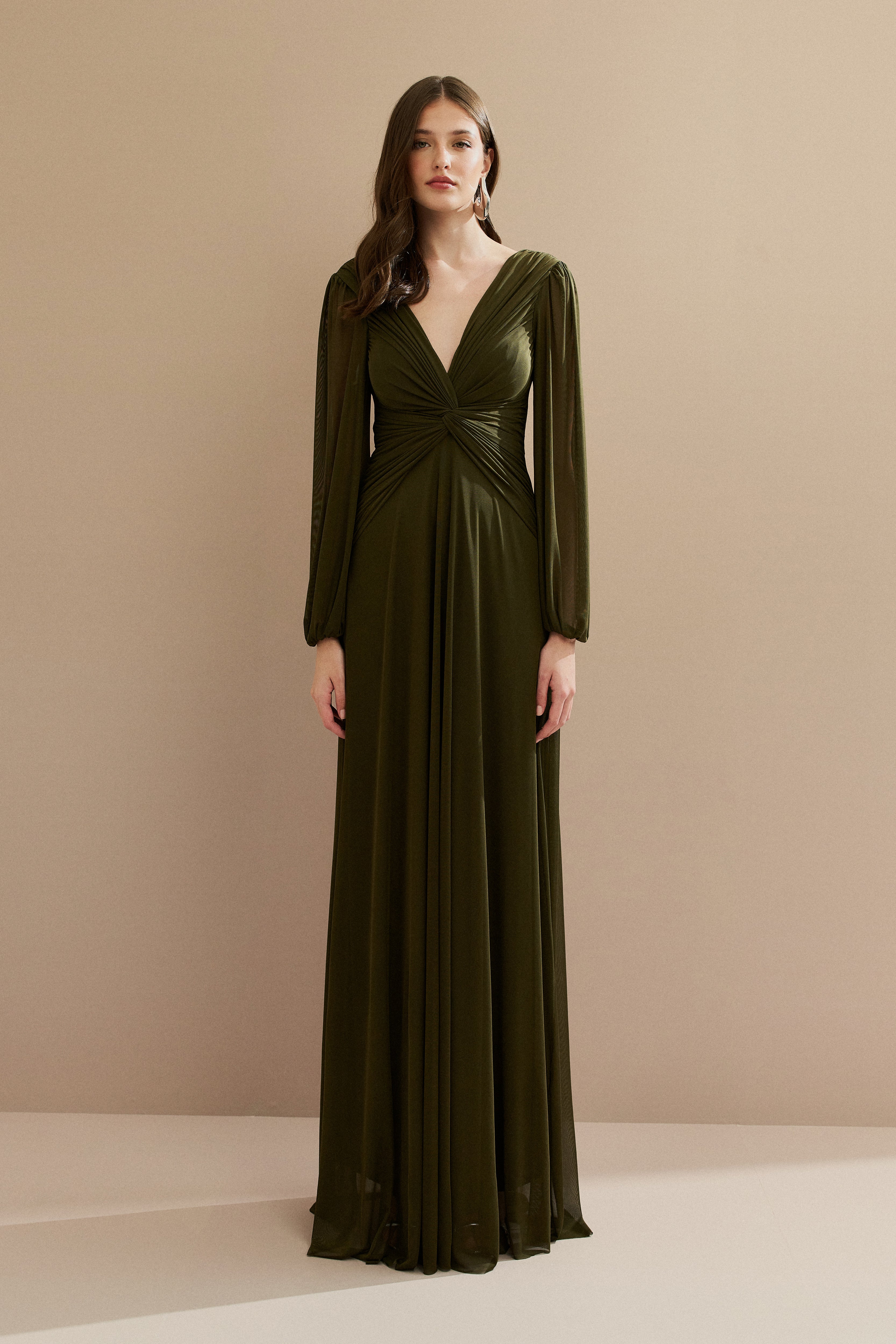 Vestido Longo em Tule com Decote V, Nó e Drapeado Frontal, Mangas Longas - Macau Verde Oliva Escuro