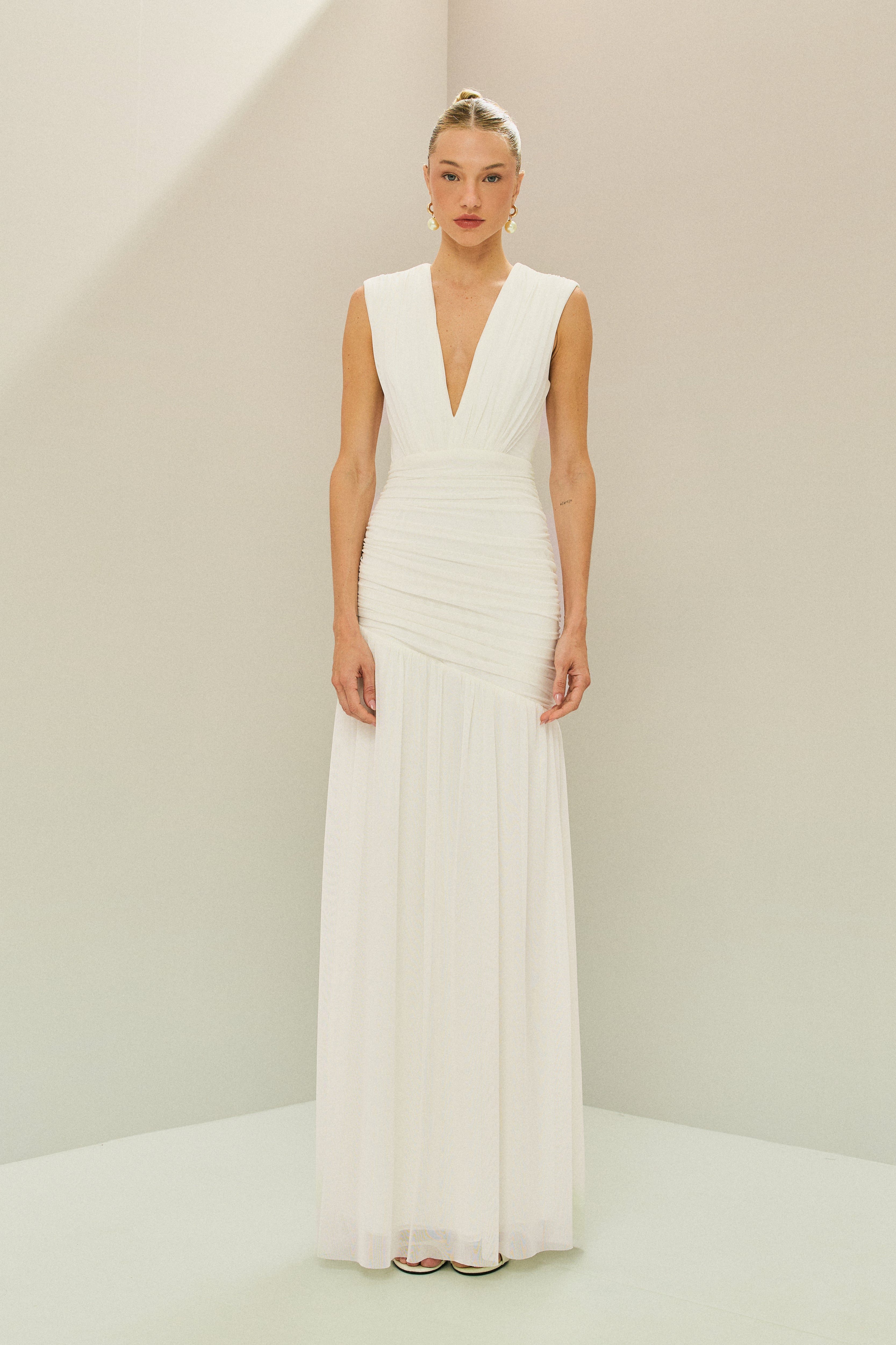 Vestido Longo em Tule com Decote V Profundo, Quadril Assimétrico Franzido e Saia Ampla - Brazia Off White