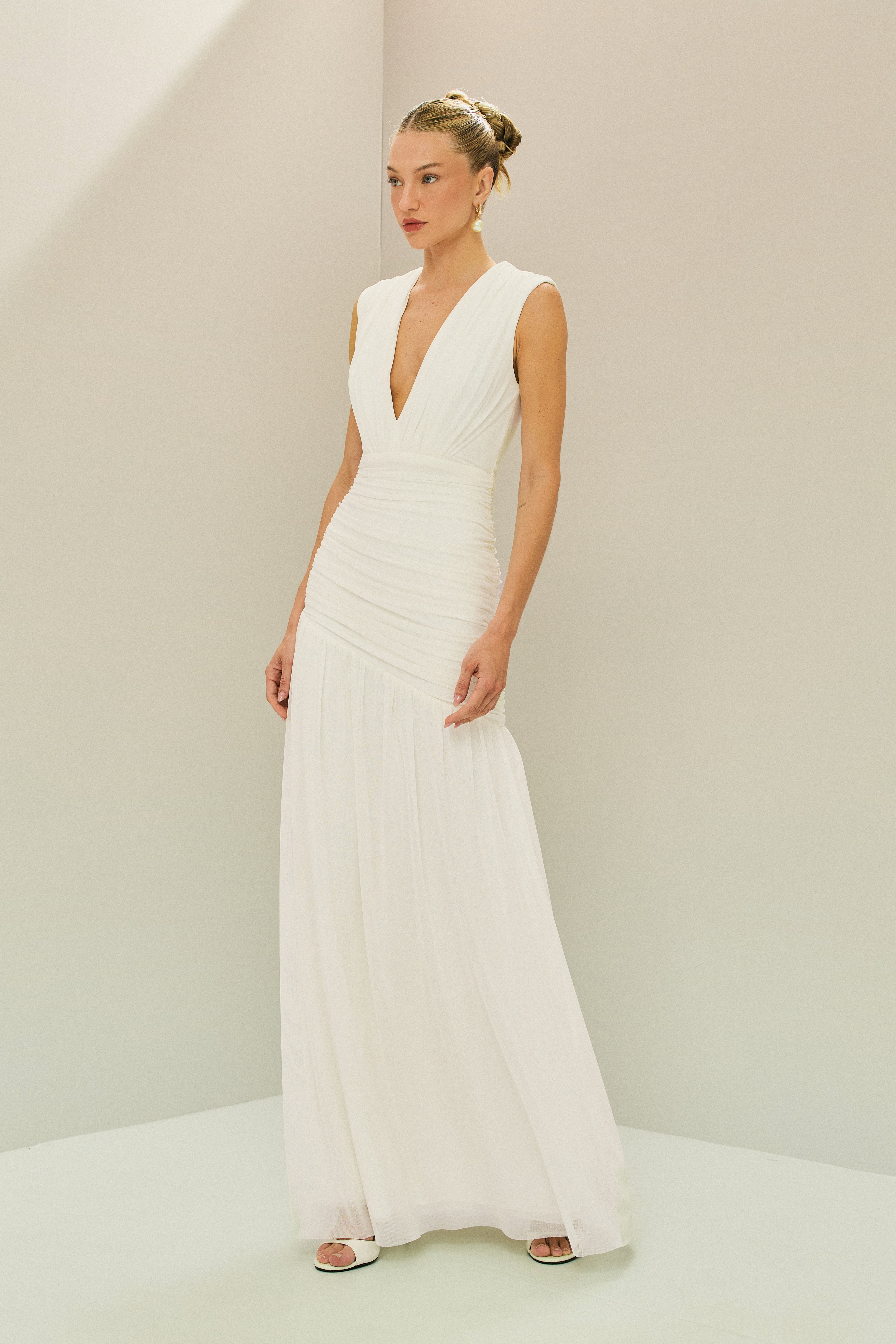 vestido_longo_em_tule_com_decote_v_profundo_quadril_assimetrico_franzido_e_saia_ampla_brazia_off_white2.jpg