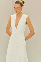 Vestido Longo em Tule com Decote V Profundo, Quadril Assimétrico Franzido e Saia Ampla - Brazia Off White