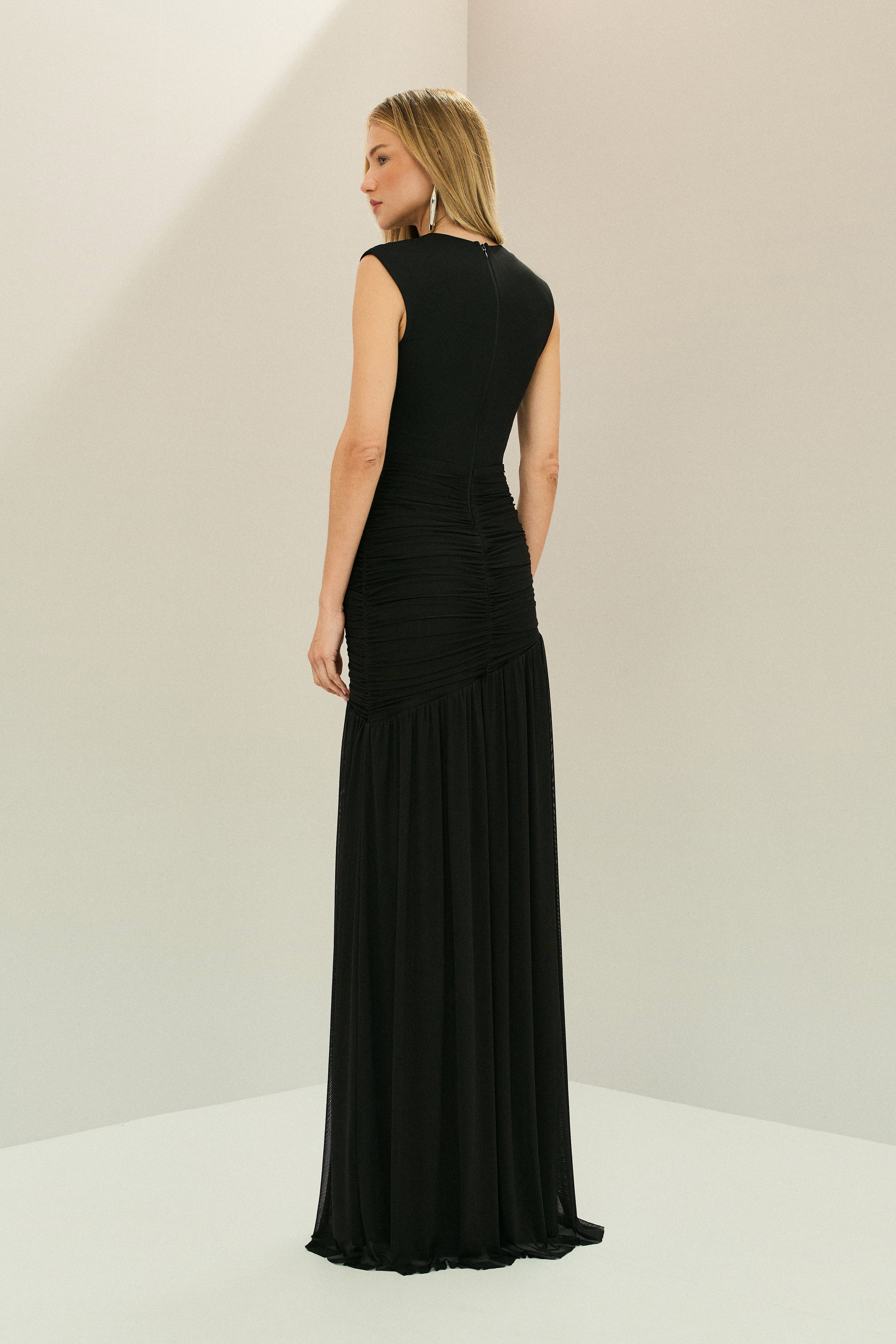 Vestido Longo em Tule com Decote V Profundo, Quadril Assimétrico Franzido e Saia Ampla - Brazia Preto
