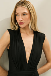 Vestido Longo em Tule com Decote V Profundo, Quadril Assimétrico Franzido e Saia Ampla - Brazia Preto