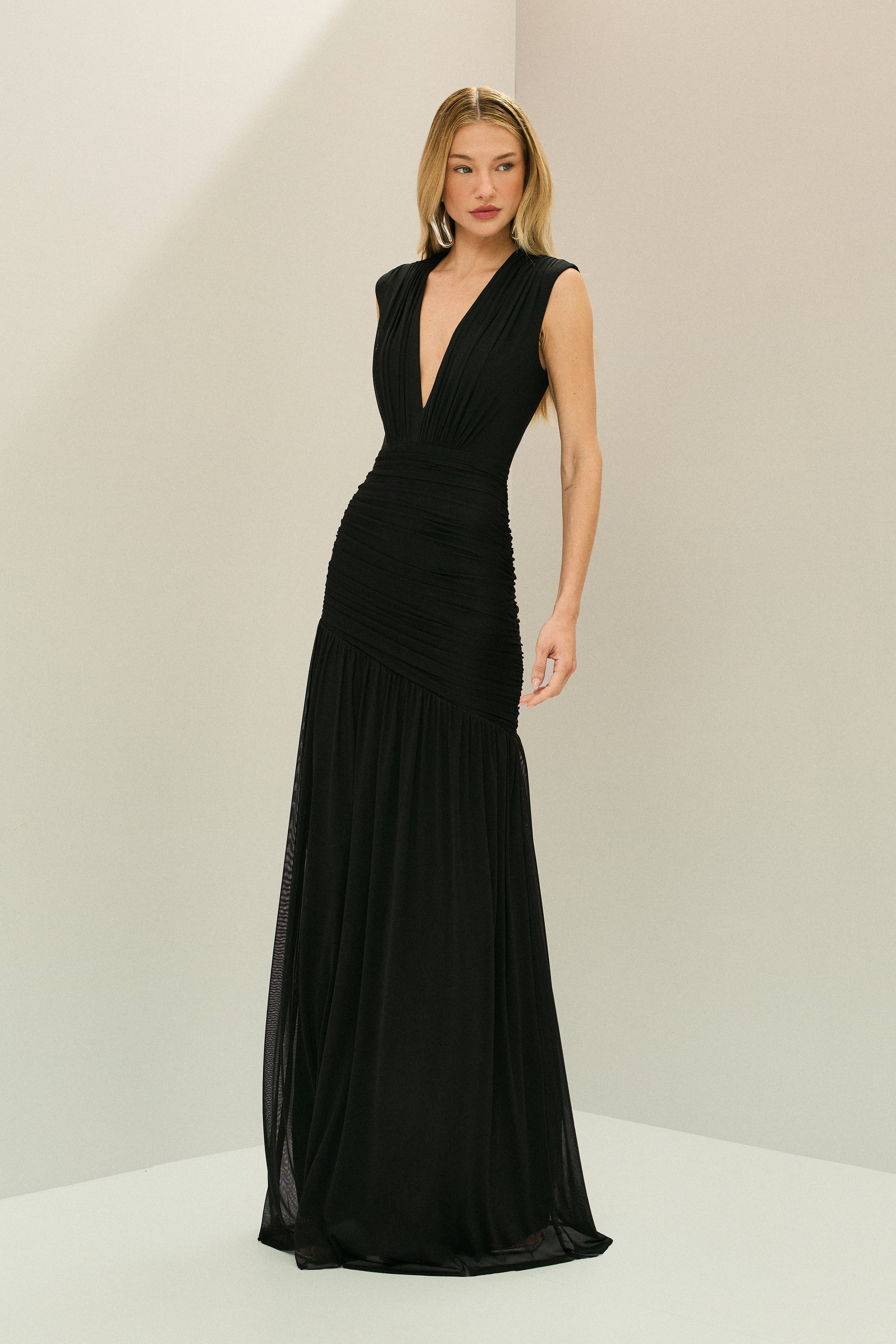Vestido Longo em Tule com Decote V Profundo, Quadril Assimétrico Franzido e Saia Ampla - Brazia Preto