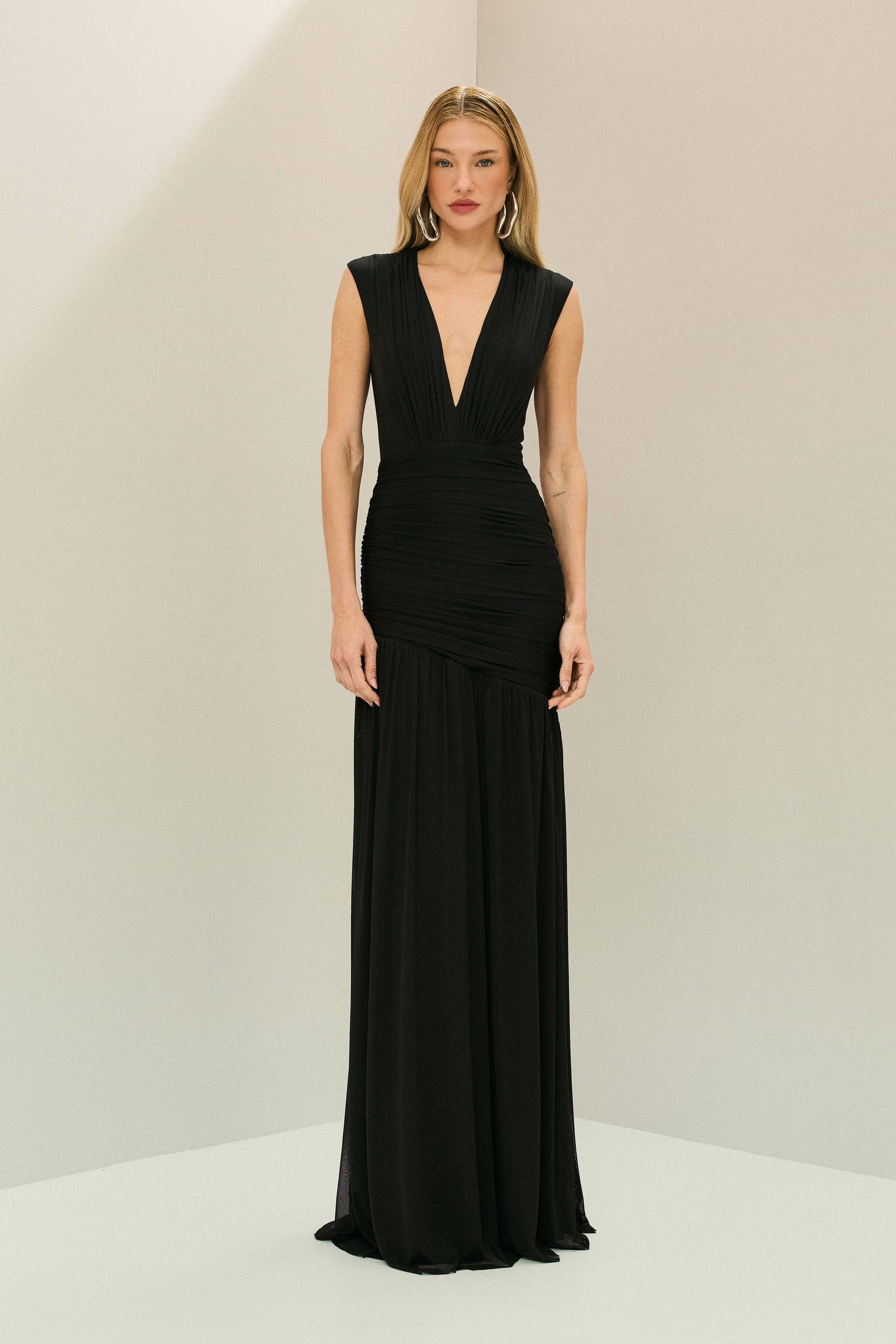Vestido Longo em Tule com Decote V Profundo, Quadril Assimétrico Franzido e Saia Ampla - Brazia Preto