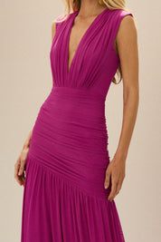 Vestido Longo em Tule com Decote V Profundo, Quadril Assimétrico Franzido e Saia Ampla - Brazia Rosa Pink