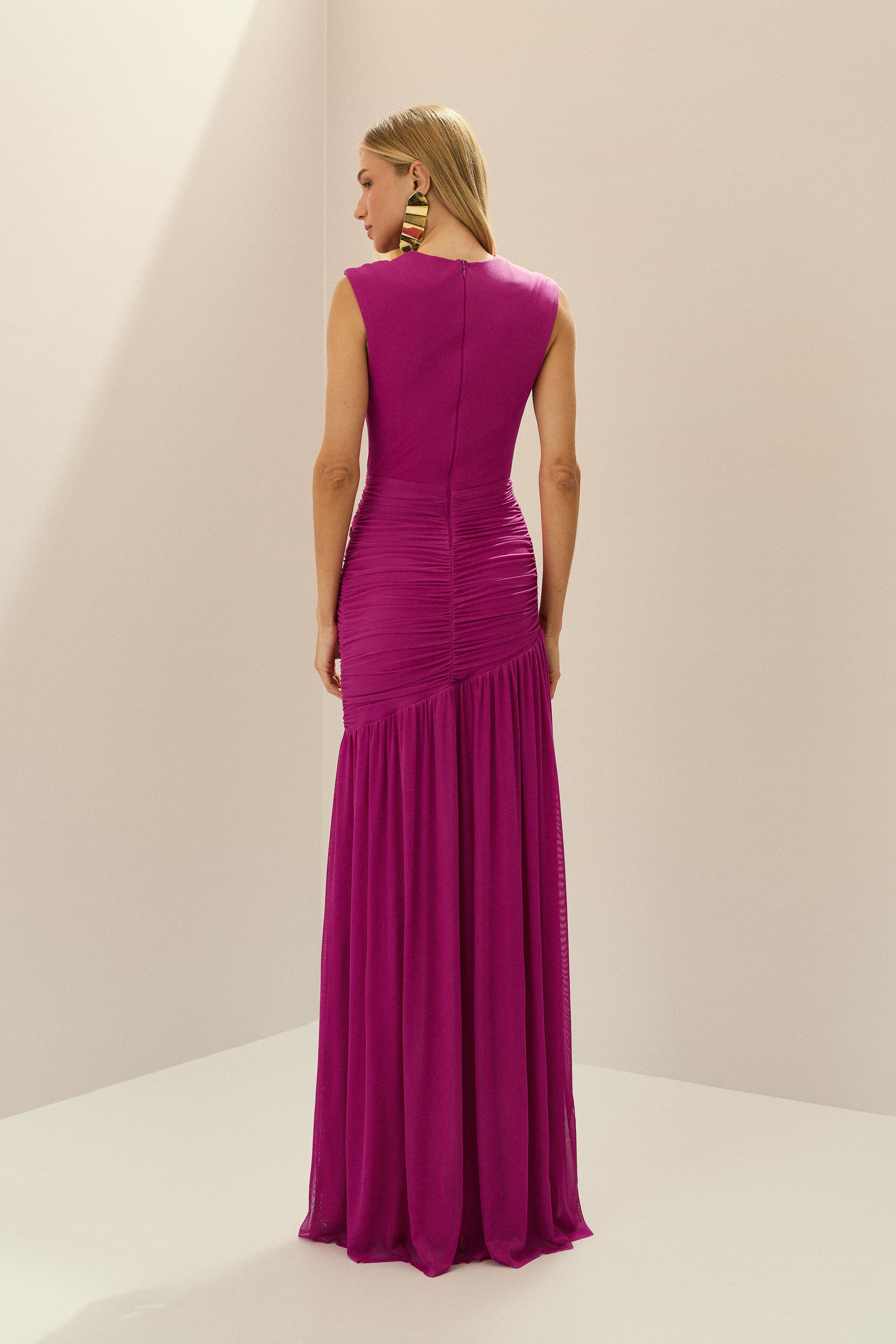 Vestido Longo em Tule com Decote V Profundo, Quadril Assimétrico Franzido e Saia Ampla - Brazia Rosa Pink