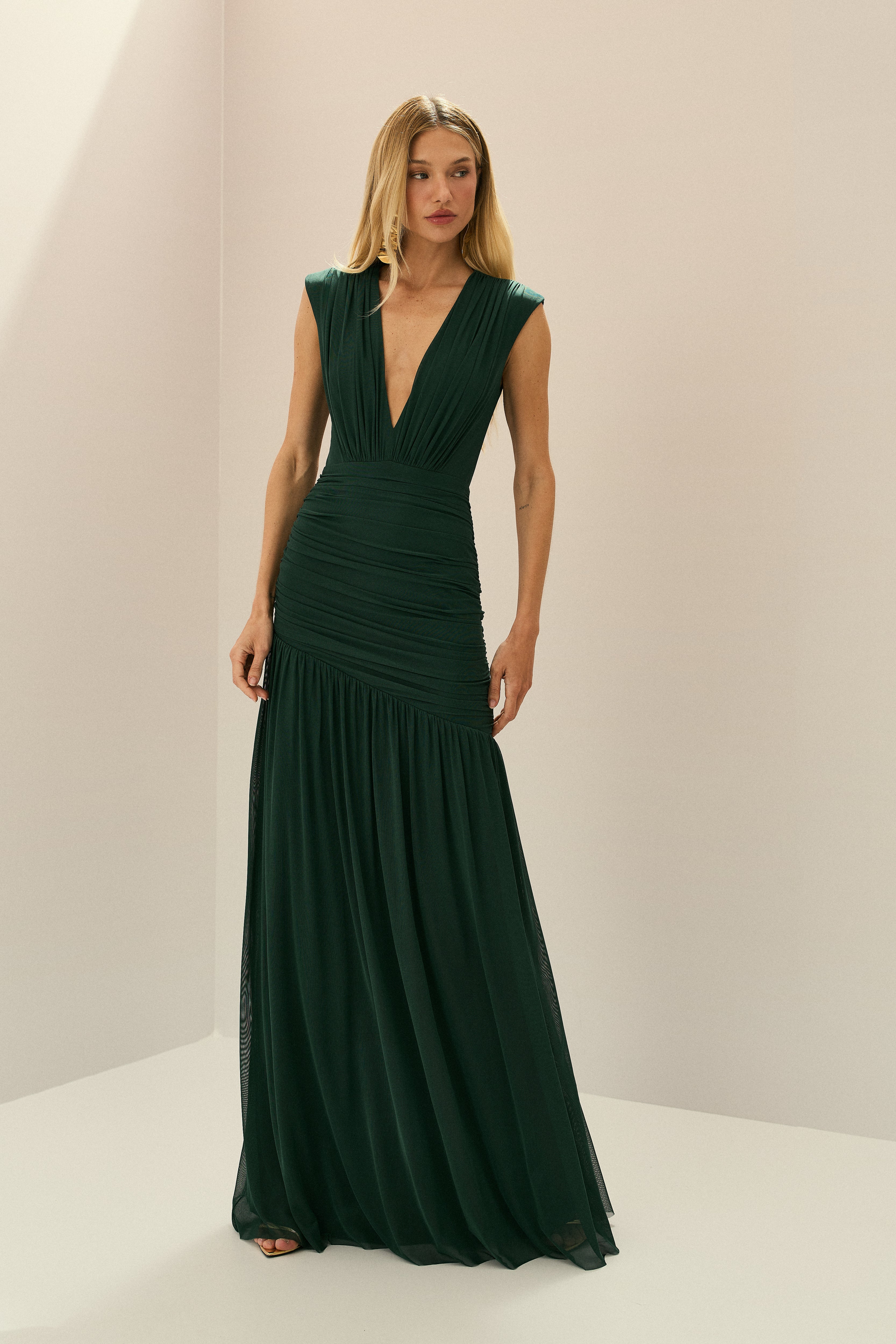 vestido_longo_em_tule_com_decote_v_profundo_quadril_assimetrico_franzido_e_saia_ampla_brazia_verde_bandeira4.jpg