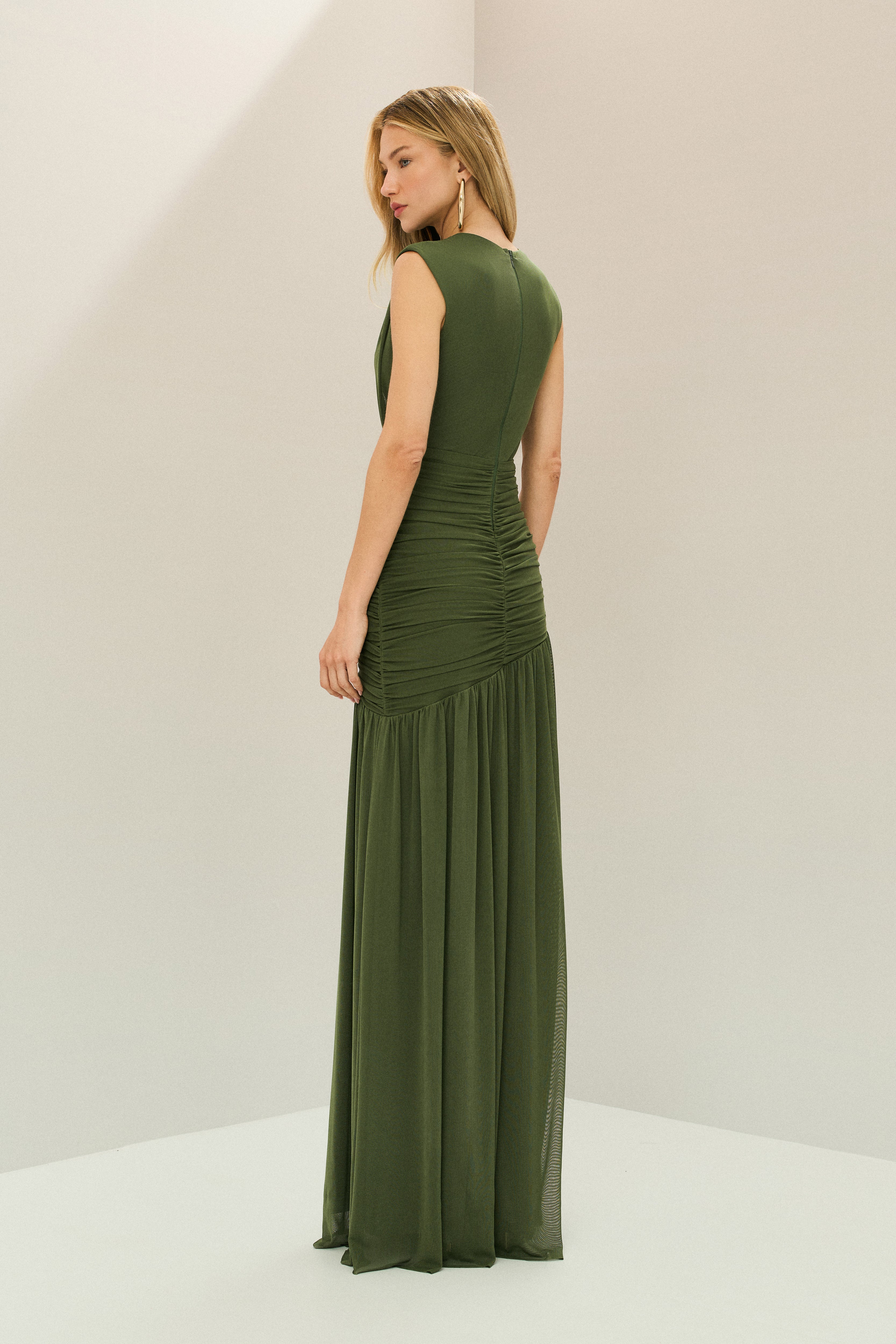 Vestido Longo em Tule com Decote V Profundo, Quadril Assimétrico Franzido e Saia Ampla - Brazia Verde Oliva