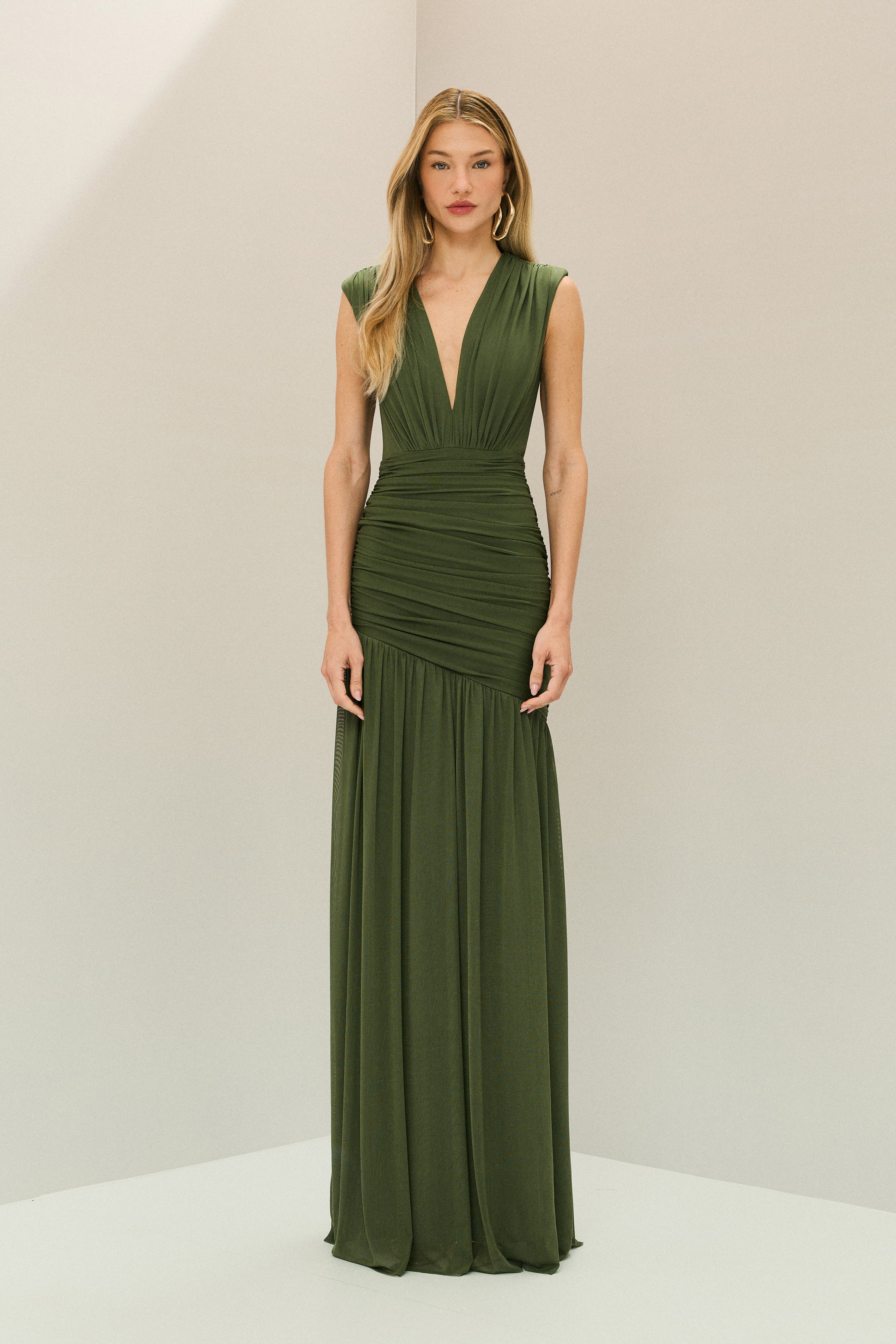 Vestido Longo em Tule com Decote V Profundo, Quadril Assimétrico Franzido e Saia Ampla - Brazia Verde Oliva